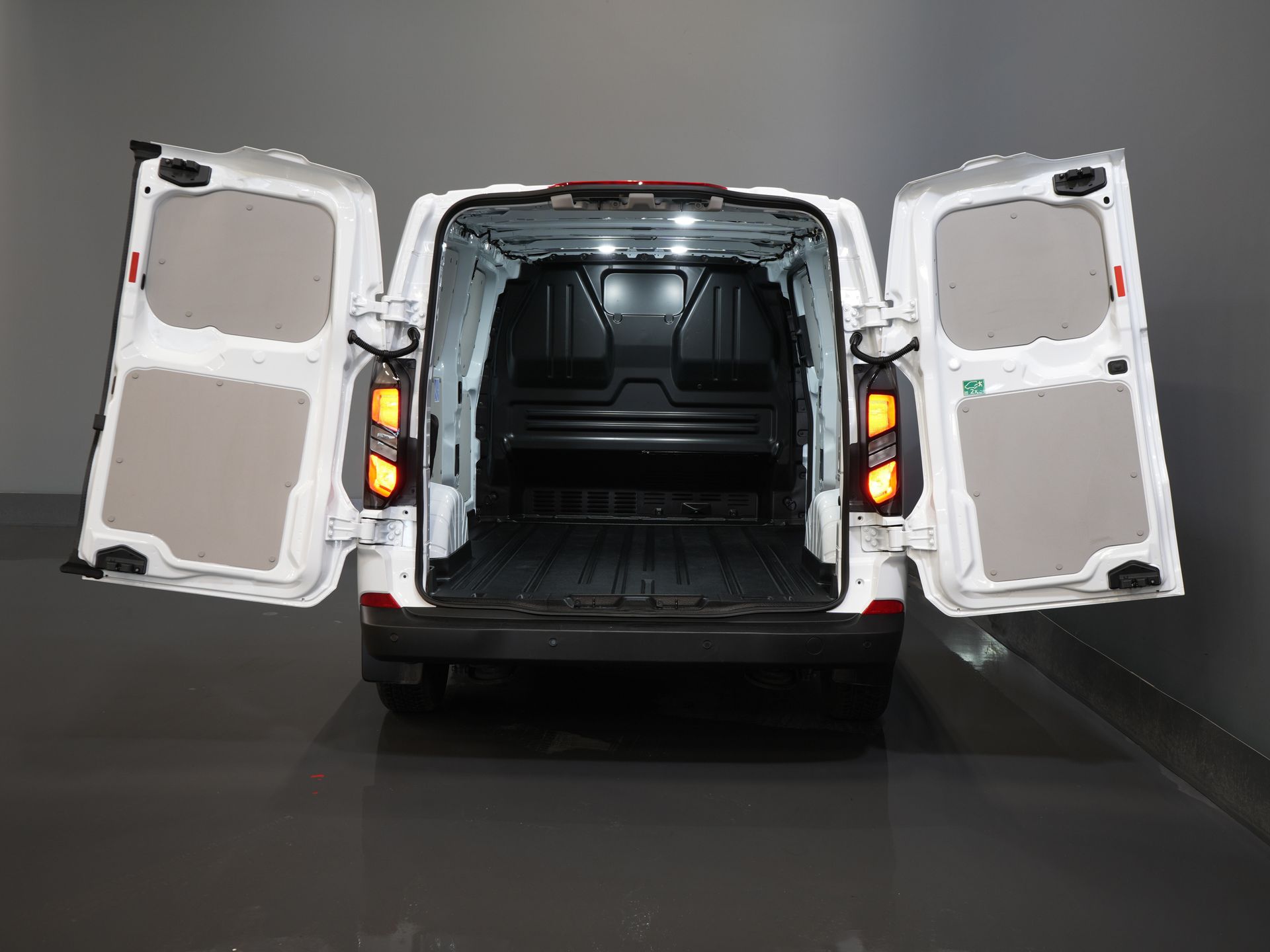 Ford Transit Custom Bestelbus 2.0 TDCI 136 pk Aut. L2 Trend BPM VRIJ! LED/ Carplay/ Camera/ Climate/ PDC/ Cruise 4