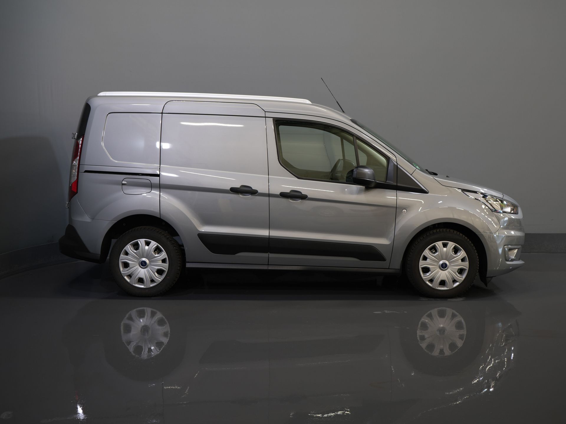 Ford Transit Connect Bestelbus 1.0 BENZINE 100 pk BPM VRIJ! Garantie t/m 06-2029 3 Pers./ Airco/ PDC/ DAB 10