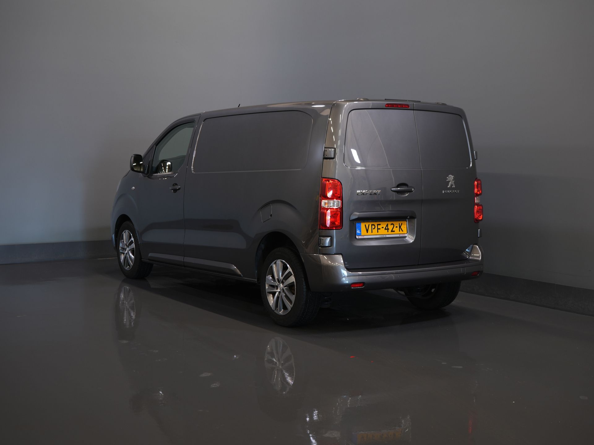 Peugeot Expert Bestelbus 2.0 HDI 145 pk BPM VRIJ! NL Auto/ 3 Pers./ 2.5t Trekverm./ Carplay/ Cruise/ Airco/ Camera/ Navi/ PDC 1