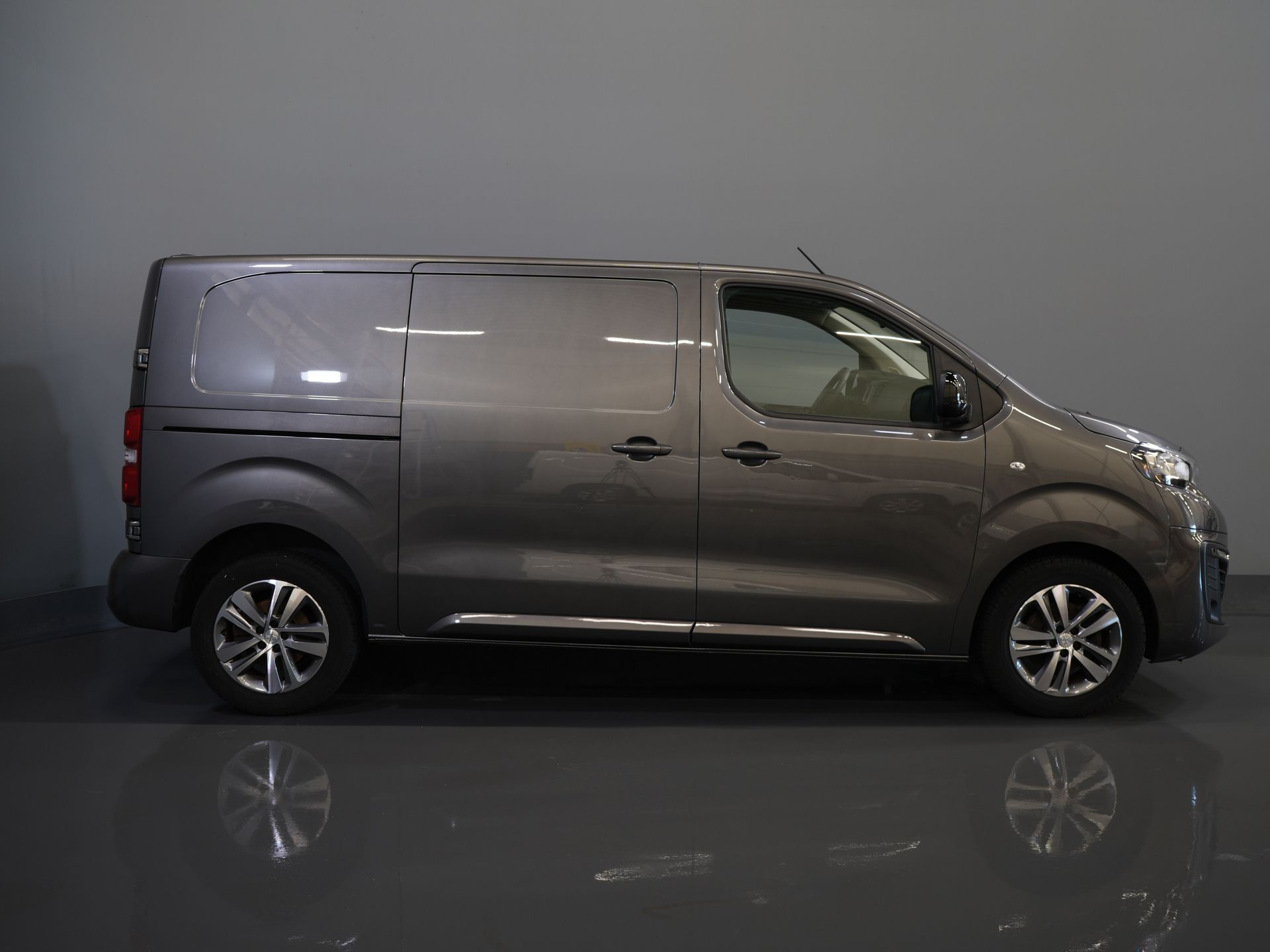 Peugeot Expert Bestelbus 2.0 HDI 145 pk BPM VRIJ! NL Auto/ 3 Pers./ 2.5t Trekverm./ Carplay/ Cruise/ Airco/ Camera/ Navi/ PDC 10