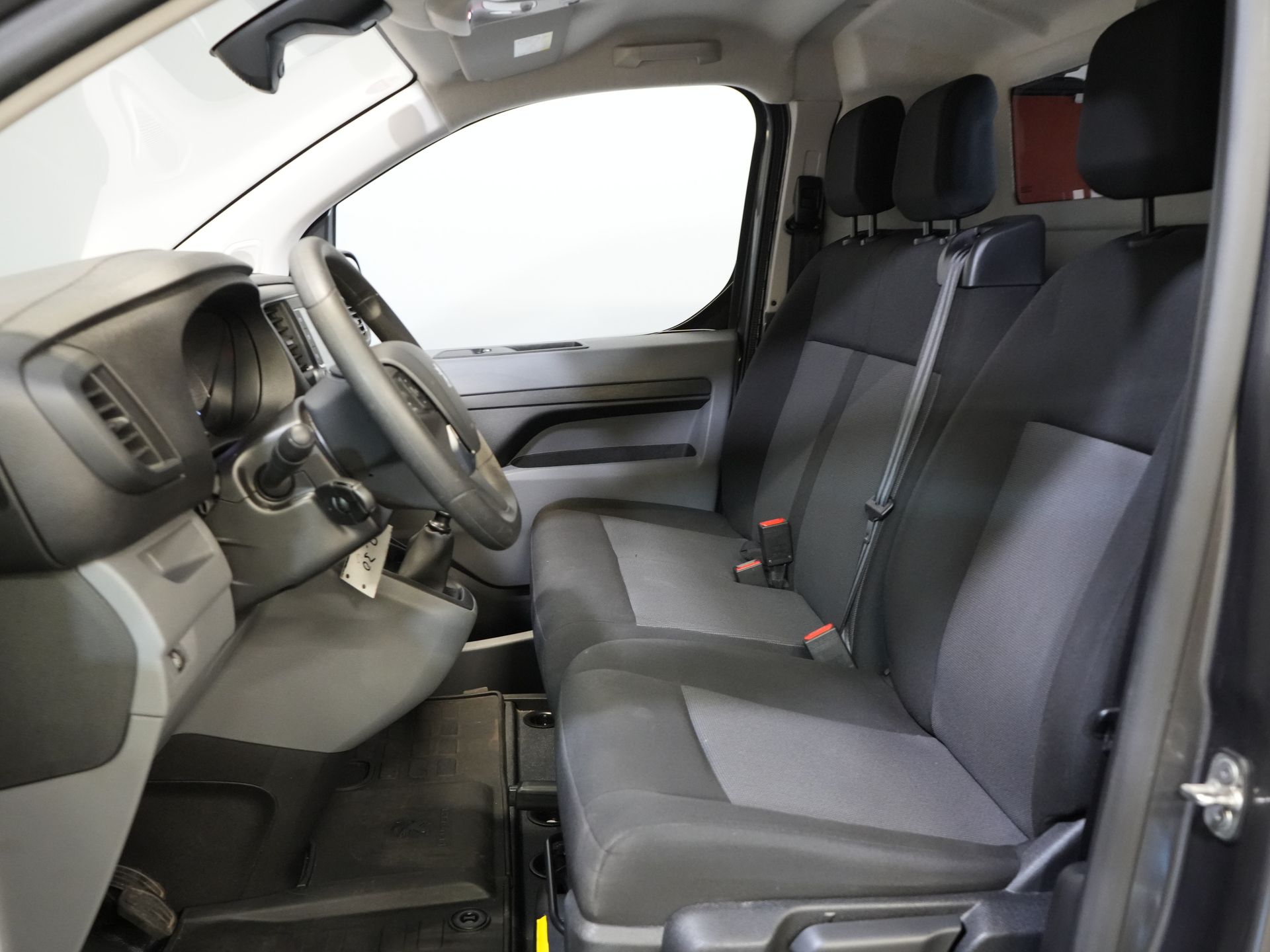 Peugeot Expert Bestelbus 2.0 HDI 145 pk BPM VRIJ! NL Auto/ 3 Pers./ 2.5t Trekverm./ Carplay/ Cruise/ Airco/ Camera/ Navi/ PDC 11