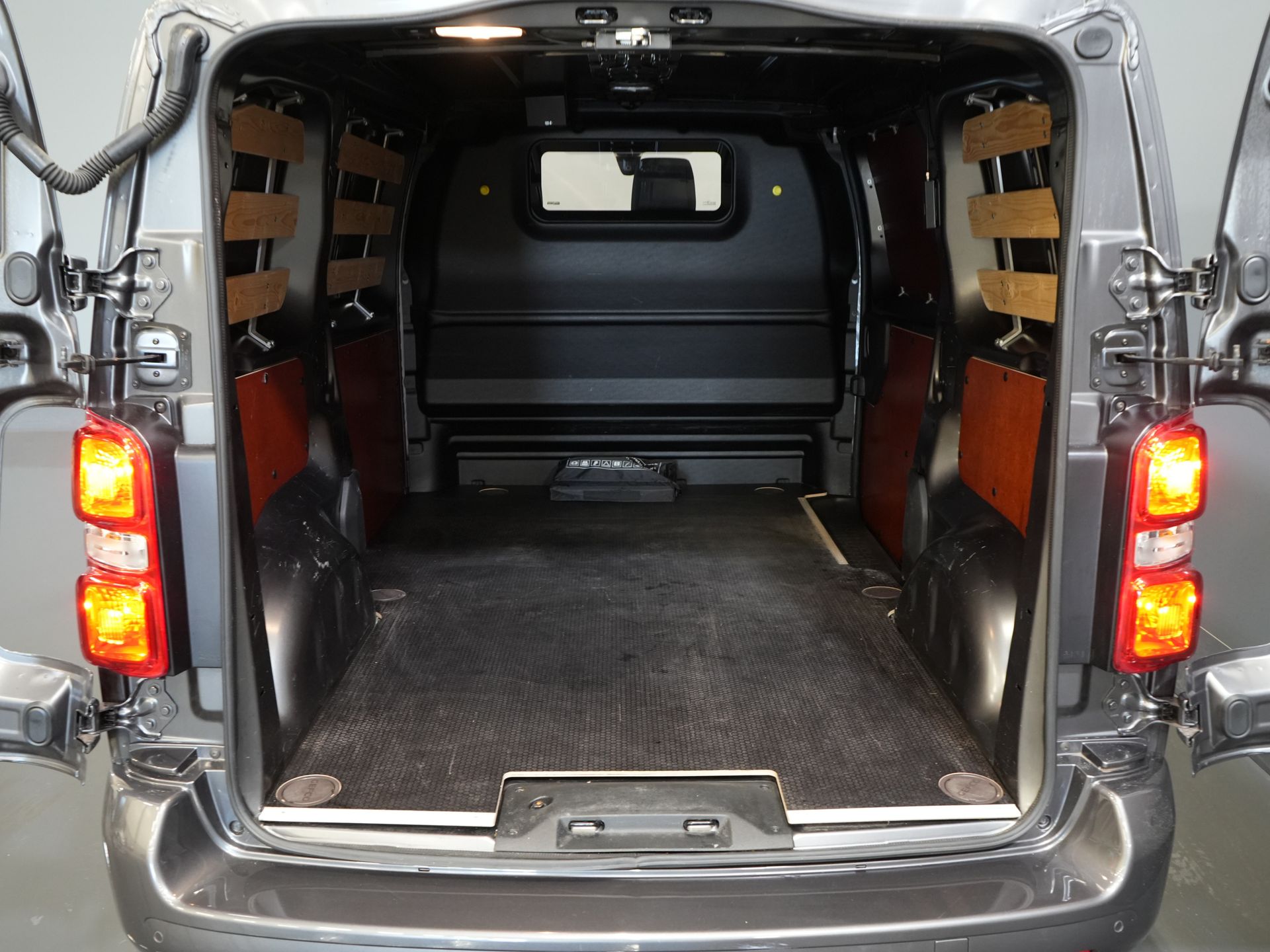 Peugeot Expert Bestelbus 2.0 HDI 145 pk BPM VRIJ! NL Auto/ 3 Pers./ 2.5t Trekverm./ Carplay/ Cruise/ Airco/ Camera/ Navi/ PDC 14