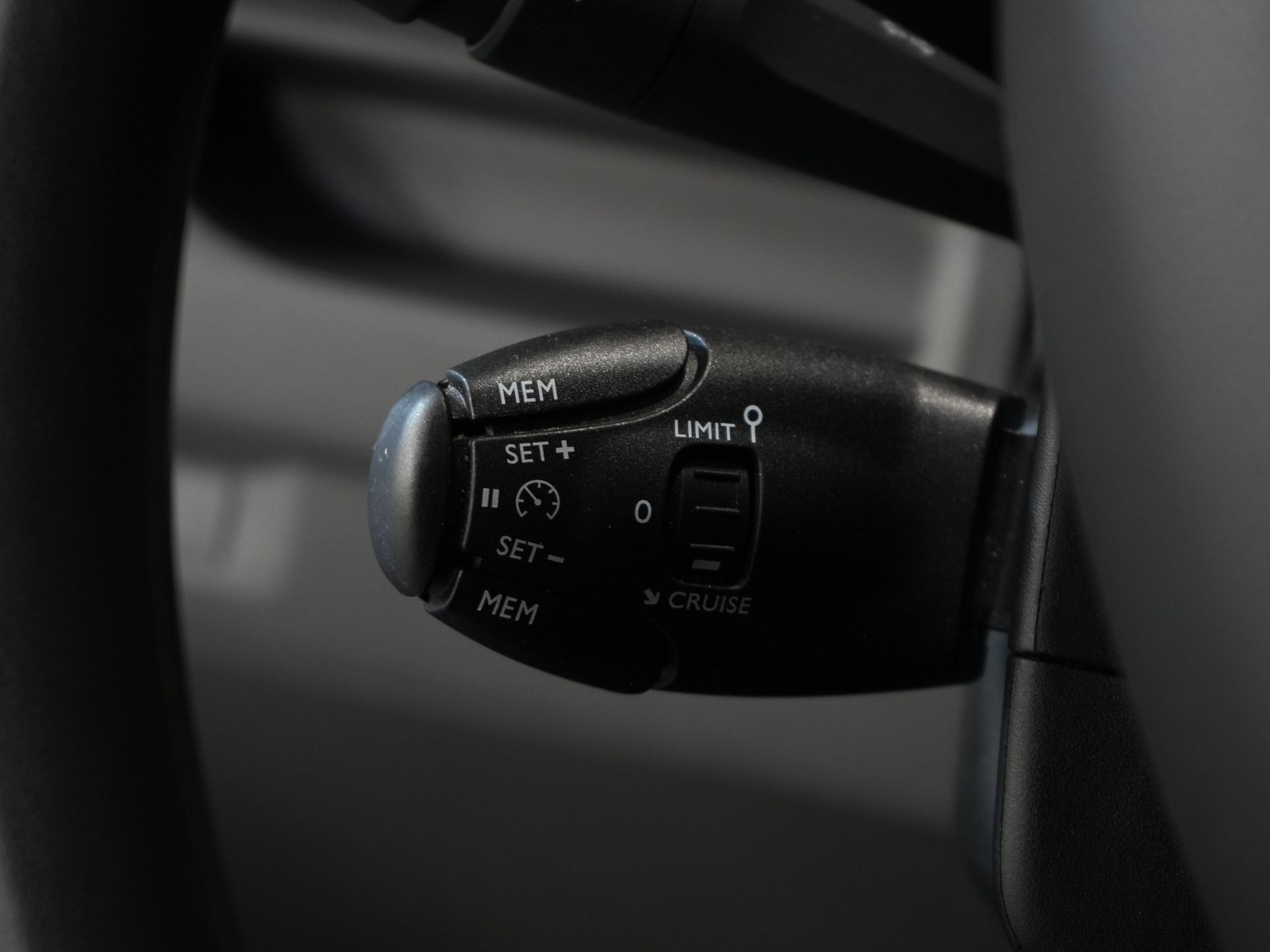 Peugeot Expert Bestelbus 2.0 HDI 145 pk BPM VRIJ! NL Auto/ 3 Pers./ 2.5t Trekverm./ Carplay/ Cruise/ Airco/ Camera/ Navi/ PDC 17