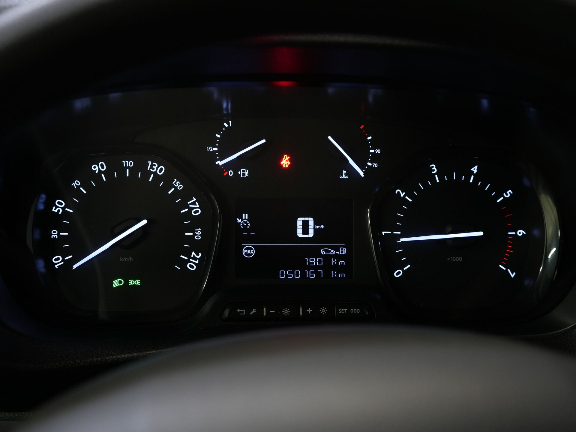 Peugeot Expert Bestelbus 2.0 HDI 145 pk BPM VRIJ! NL Auto/ 3 Pers./ 2.5t Trekverm./ Carplay/ Cruise/ Airco/ Camera/ Navi/ PDC 19