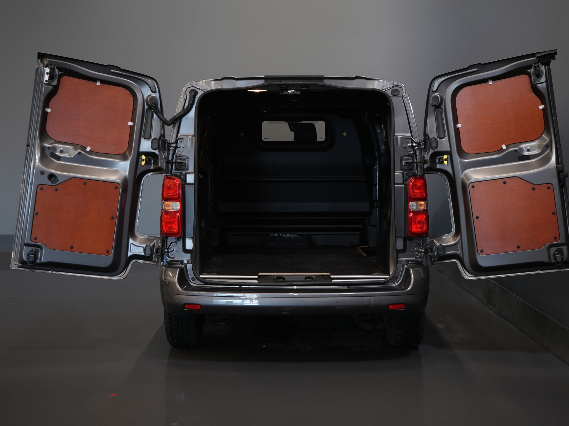 Peugeot Expert Bestelbus 2.0 HDI 145 pk BPM VRIJ! NL Auto/ 3 Pers./ 2.5t Trekverm./ Carplay/ Cruise/ Airco/ Camera/ Navi/ PDC 4