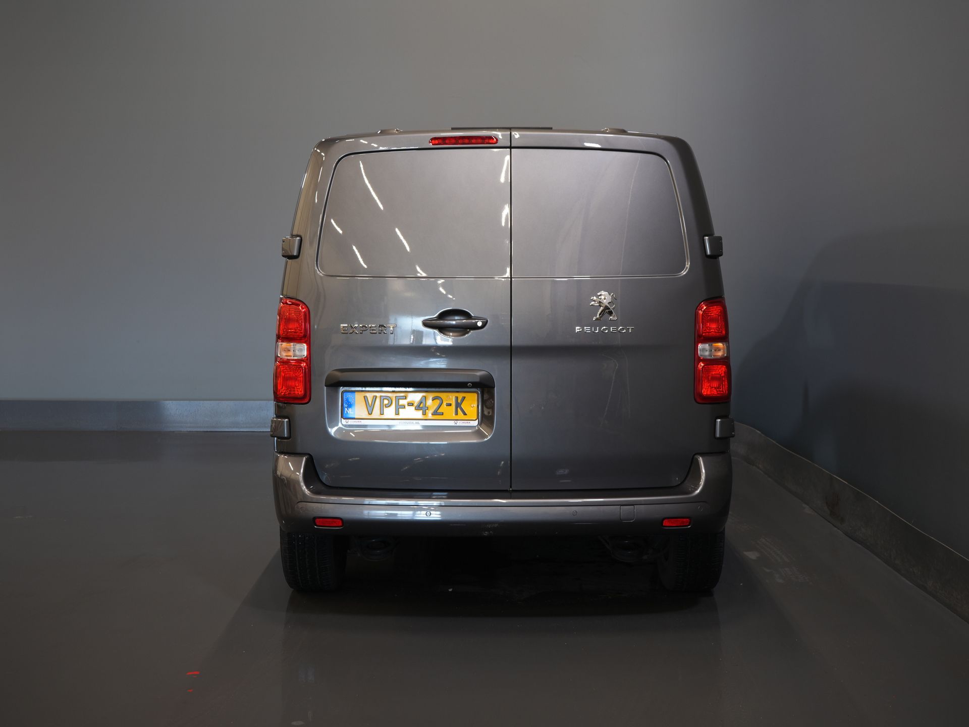 Peugeot Expert Bestelbus 2.0 HDI 145 pk BPM VRIJ! NL Auto/ 3 Pers./ 2.5t Trekverm./ Carplay/ Cruise/ Airco/ Camera/ Navi/ PDC 5