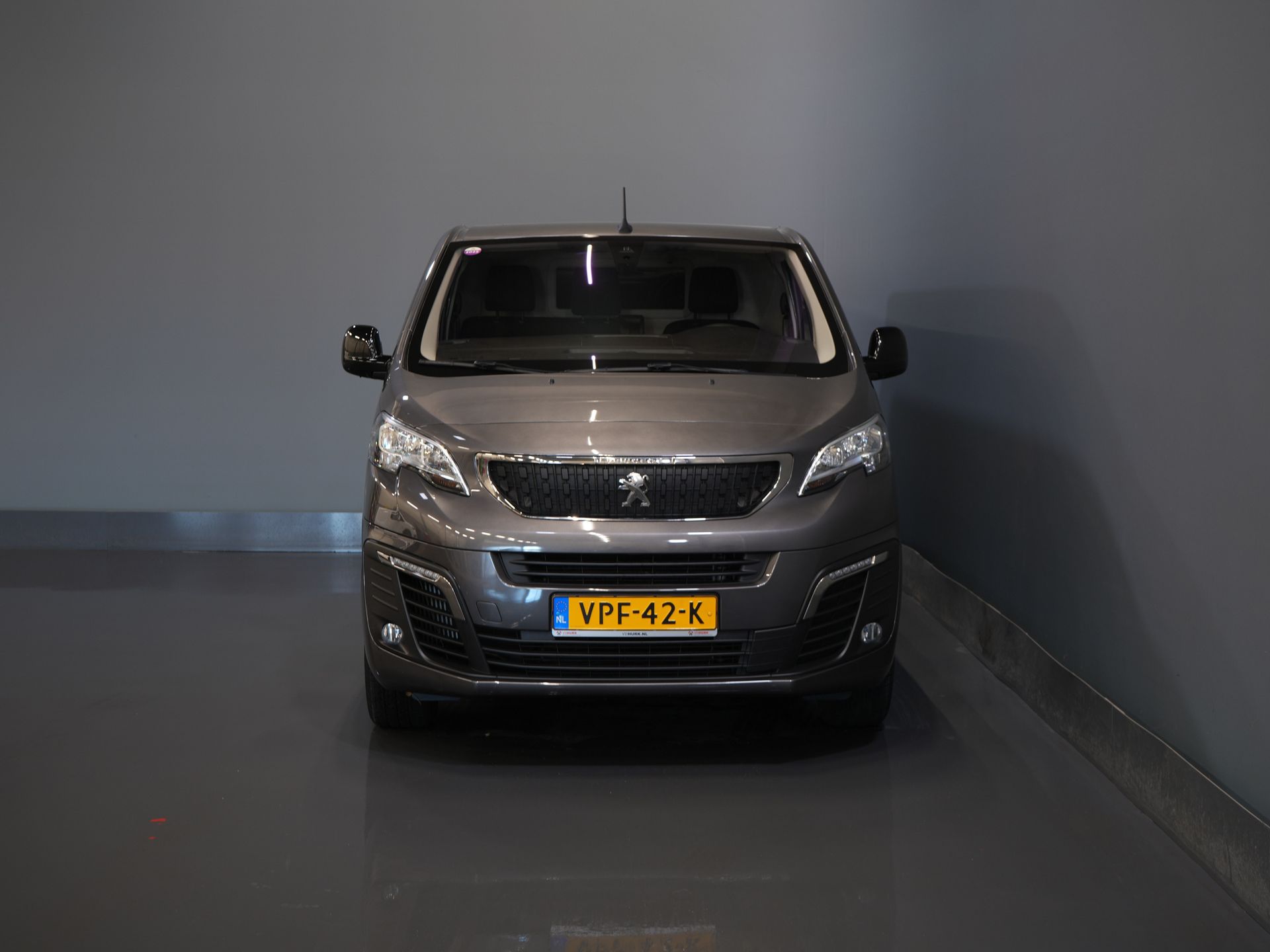 Peugeot Expert Bestelbus 2.0 HDI 145 pk BPM VRIJ! NL Auto/ 3 Pers./ 2.5t Trekverm./ Carplay/ Cruise/ Airco/ Camera/ Navi/ PDC 6