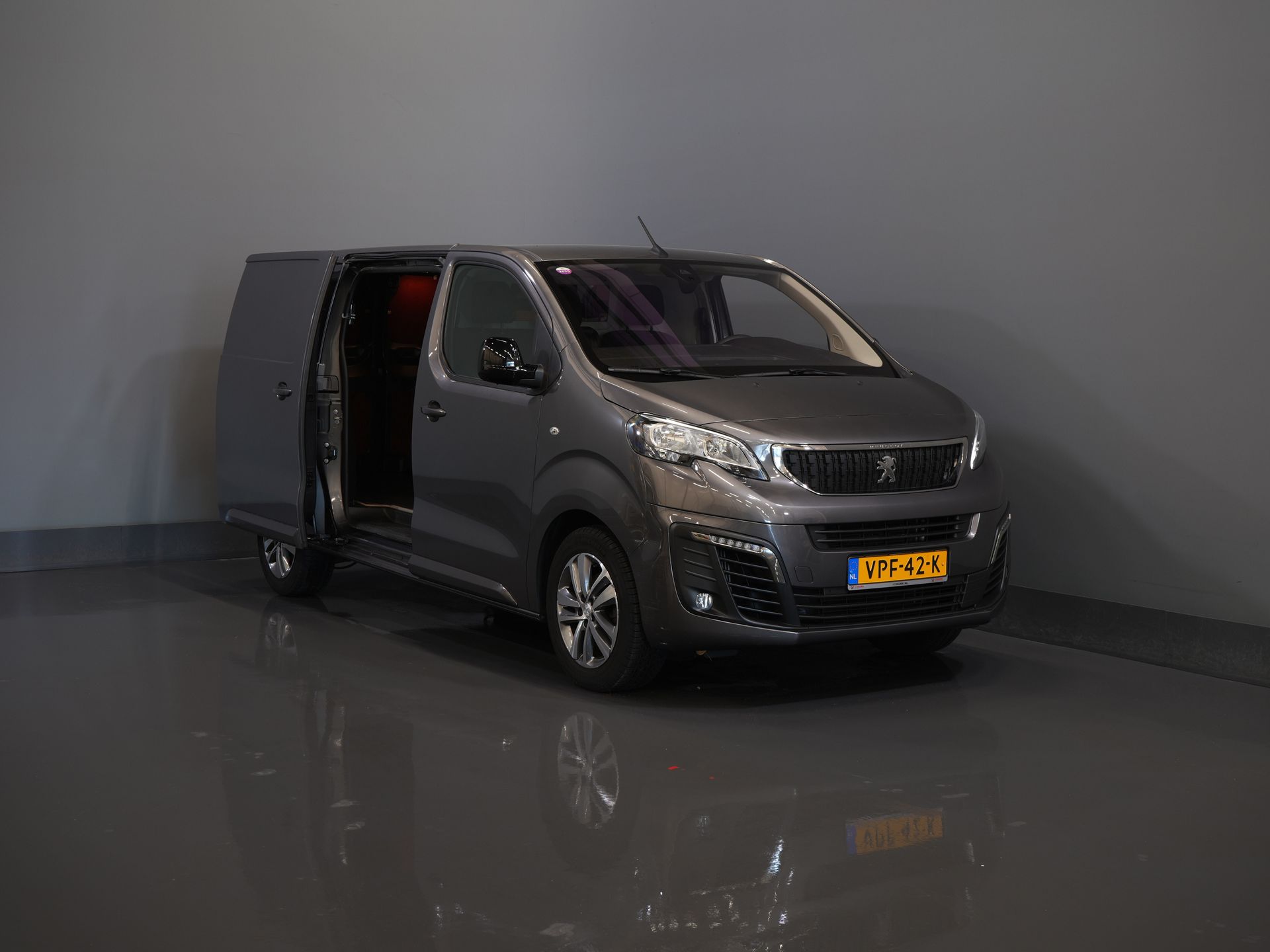 Peugeot Expert Bestelbus 2.0 HDI 145 pk BPM VRIJ! NL Auto/ 3 Pers./ 2.5t Trekverm./ Carplay/ Cruise/ Airco/ Camera/ Navi/ PDC 8
