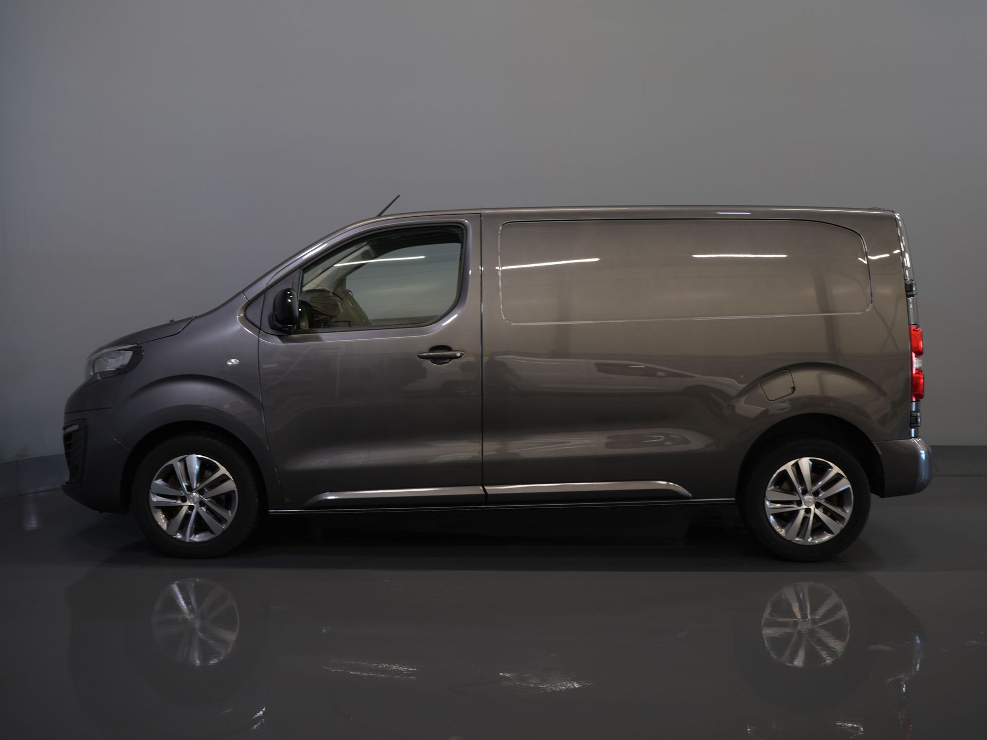 Peugeot Expert Bestelbus 2.0 HDI 145 pk BPM VRIJ! NL Auto/ 3 Pers./ 2.5t Trekverm./ Carplay/ Cruise/ Airco/ Camera/ Navi/ PDC 9