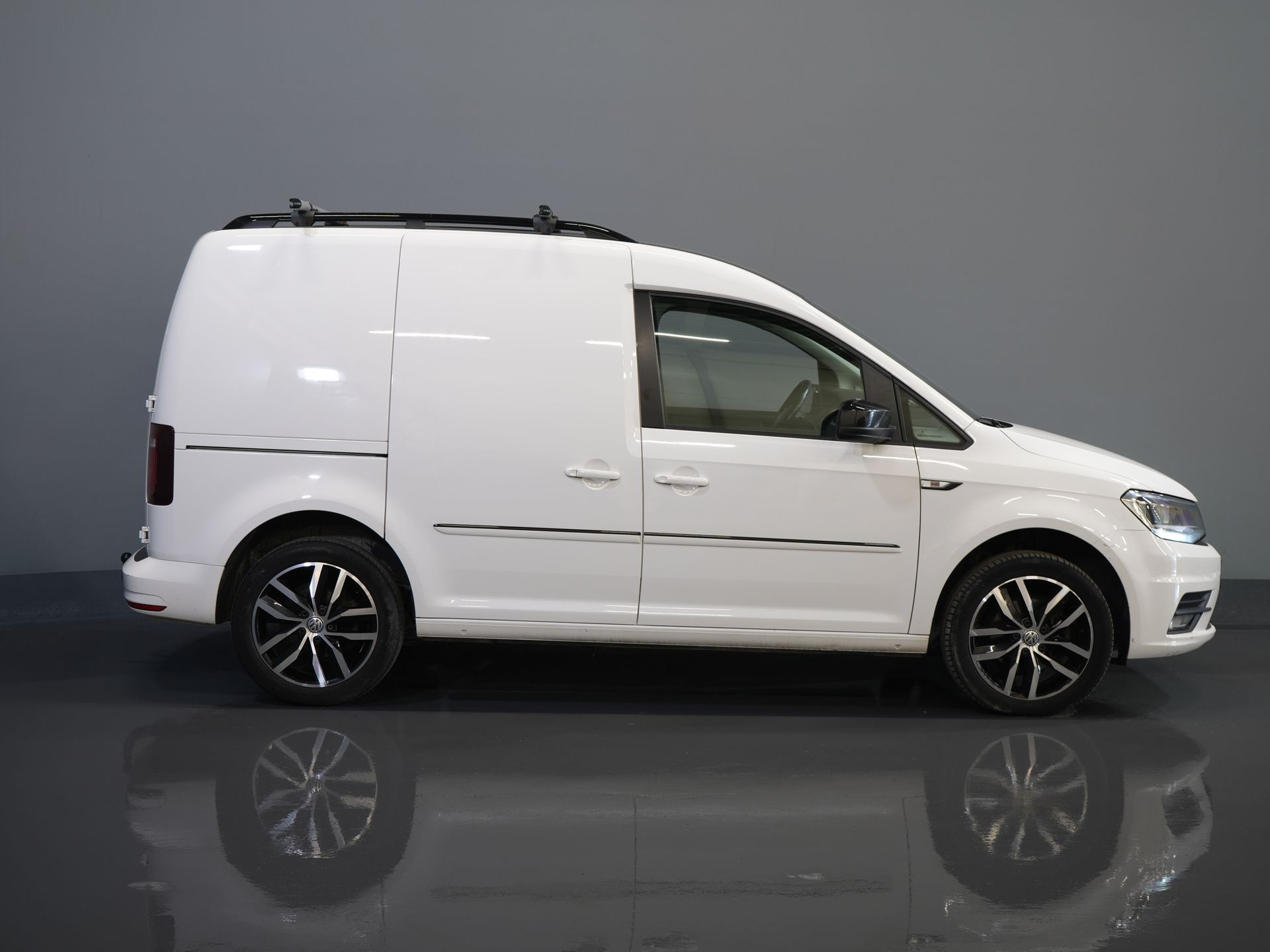Volkswagen Caddy Bestelbus 2.0 TDI 100 pk DSG Aut. BPM VRIJ! Edition 35 Carplay/ Stoelverw./ Standkachel/ Cruise/ Airco/ PDC/ LMV/ Dakdragers/ Trekhaak/ In 10