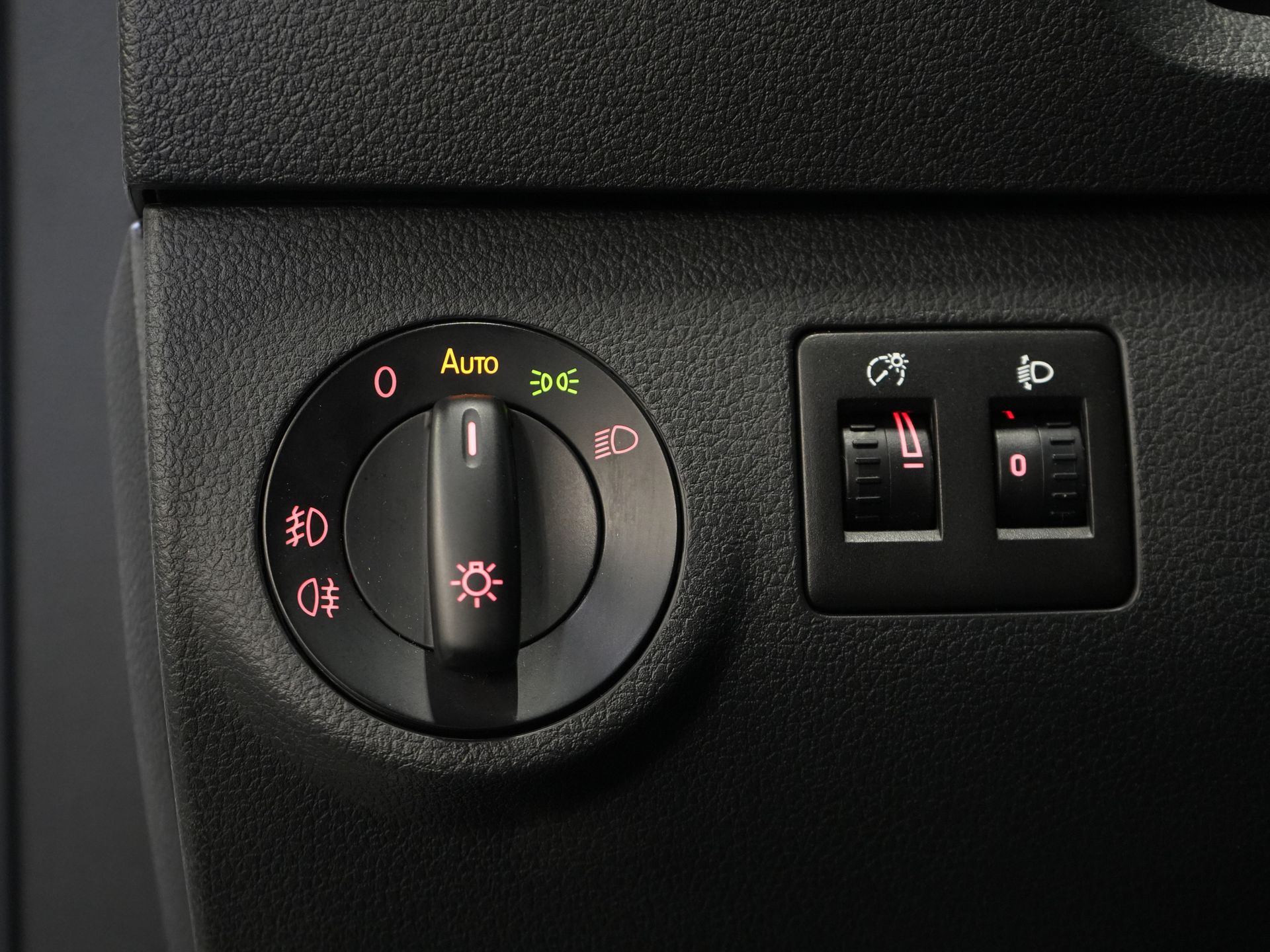 Volkswagen Caddy Bestelbus 2.0 TDI 100 pk DSG Aut. BPM VRIJ! Edition 35 Carplay/ Stoelverw./ Standkachel/ Cruise/ Airco/ PDC/ LMV/ Dakdragers/ Trekhaak/ In 16