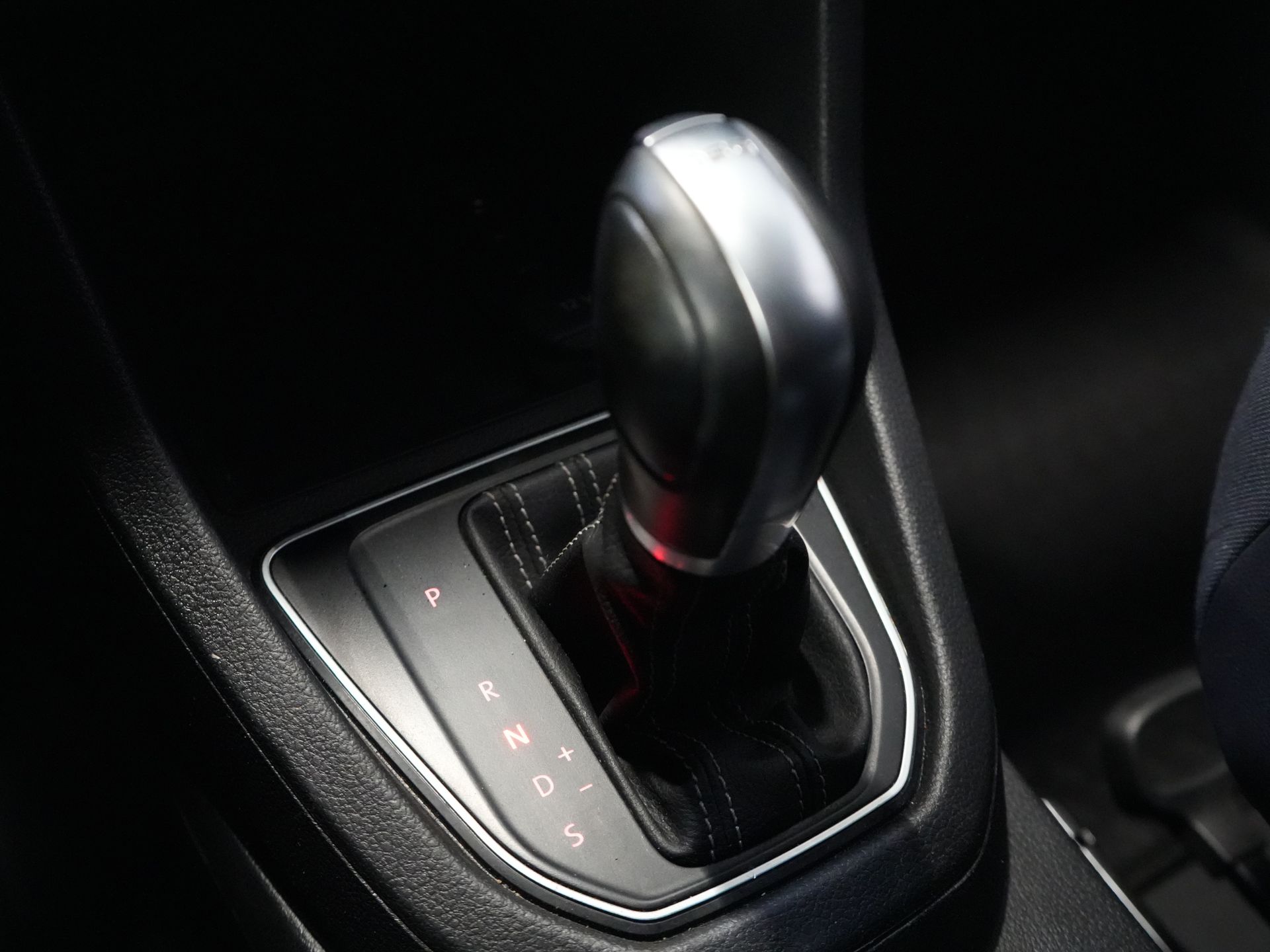 Volkswagen Caddy Bestelbus 2.0 TDI 100 pk DSG Aut. BPM VRIJ! Edition 35 Carplay/ Stoelverw./ Standkachel/ Cruise/ Airco/ PDC/ LMV/ Dakdragers/ Trekhaak/ In 19