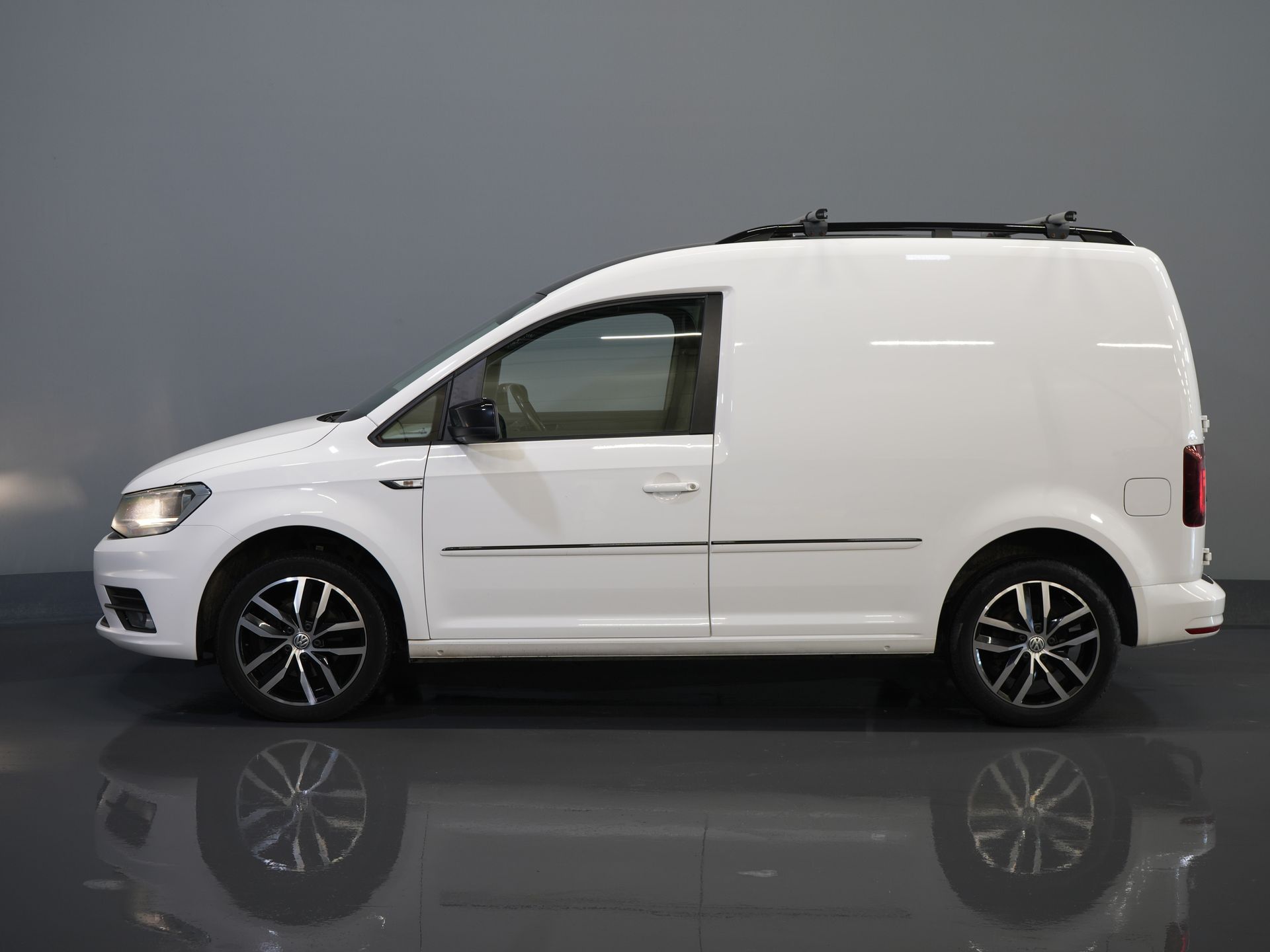 Volkswagen Caddy Bestelbus 2.0 TDI 100 pk DSG Aut. BPM VRIJ! Edition 35 Carplay/ Stoelverw./ Standkachel/ Cruise/ Airco/ PDC/ LMV/ Dakdragers/ Trekhaak/ In 9