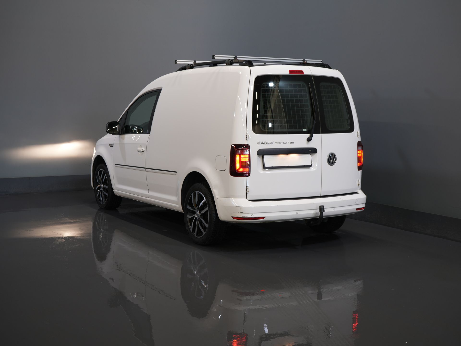 Volkswagen Caddy Bestelbus 2.0 TDI 100 pk DSG Aut. BPM VRIJ! Edition 35 Carplay/ Stoelverw./ Standkachel/ Cruise/ Airco/ PDC/ LMV/ Dakdragers/ Trekhaak/ In 1