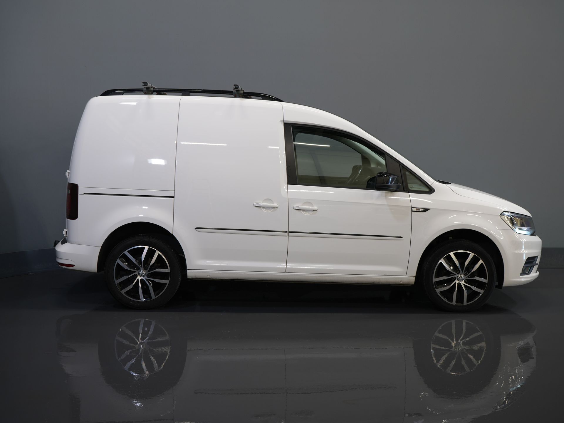 Volkswagen Caddy Bestelbus 2.0 TDI 100 pk DSG Aut. BPM VRIJ! Edition 35 Carplay/ Stoelverw./ Standkachel/ Cruise/ Airco/ PDC/ LMV/ Dakdragers/ Trekhaak/ In 10