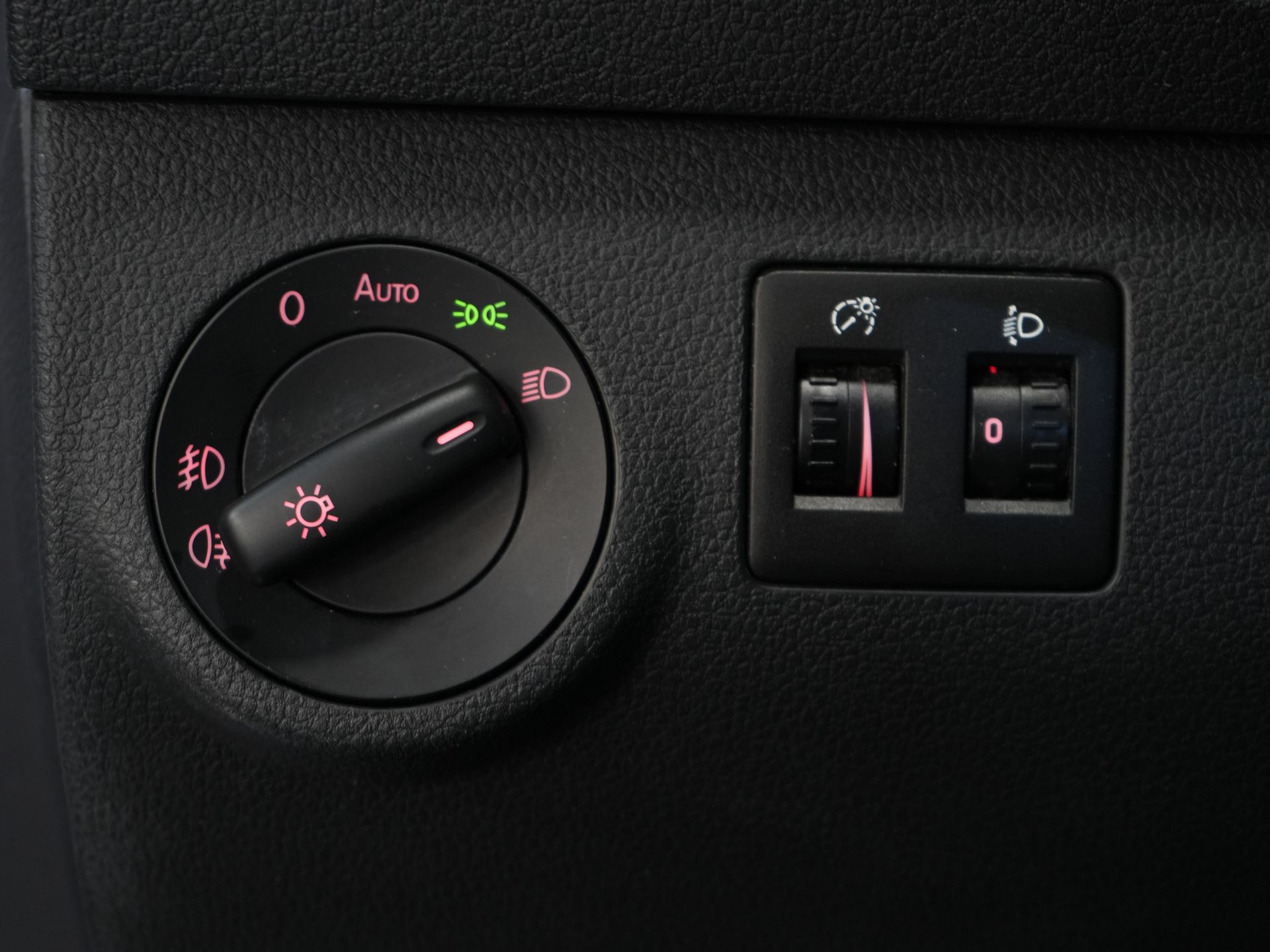 Volkswagen Caddy Bestelbus 2.0 TDI 100 pk DSG Aut. BPM VRIJ! Edition 35 Carplay/ Stoelverw./ Standkachel/ Cruise/ Airco/ PDC/ LMV/ Dakdragers/ Trekhaak/ In 17