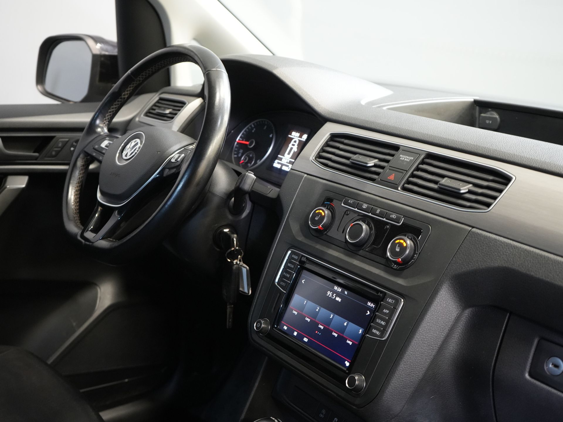 Volkswagen Caddy Bestelbus 2.0 TDI 100 pk DSG Aut. BPM VRIJ! Edition 35 Carplay/ Stoelverw./ Standkachel/ Cruise/ Airco/ PDC/ LMV/ Dakdragers/ Trekhaak/ In 2