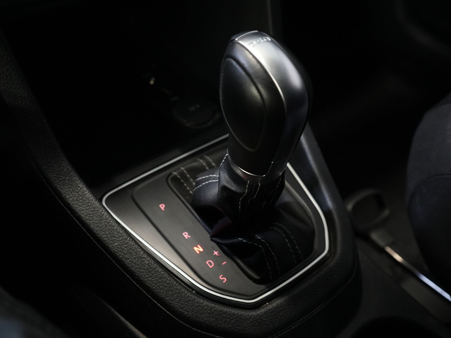 Volkswagen Caddy Bestelbus 2.0 TDI 100 pk DSG Aut. BPM VRIJ! Edition 35 Carplay/ Stoelverw./ Standkachel/ Cruise/ Airco/ PDC/ LMV/ Dakdragers/ Trekhaak/ In 20