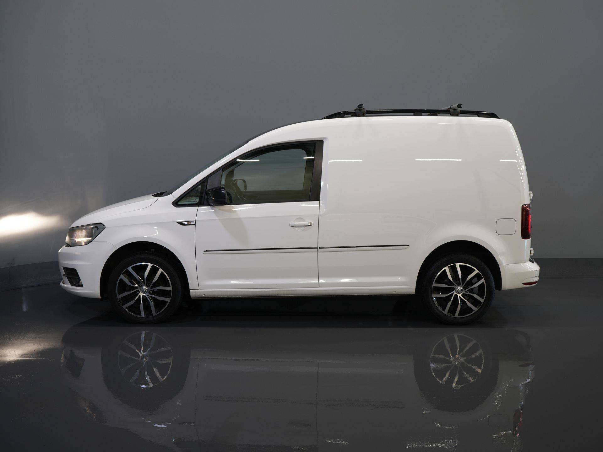Volkswagen Caddy Bestelbus 2.0 TDI 100 pk DSG Aut. BPM VRIJ! Edition 35 Carplay/ Stoelverw./ Standkachel/ Cruise/ Airco/ PDC/ LMV/ Dakdragers/ Trekhaak/ In 9