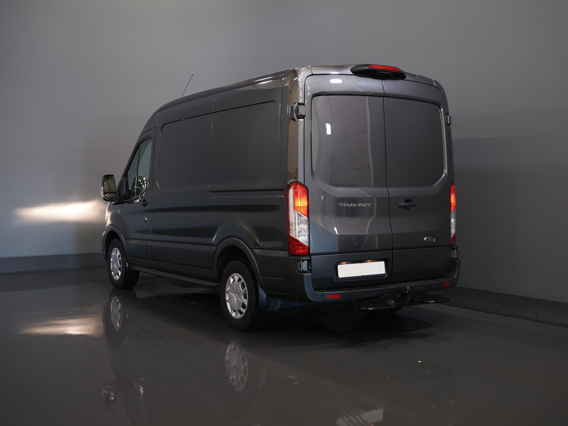 Ford Transit Bestelbus 350 2.0 TDCI 170 pk Aut. L2H2 BPM VRIJ! Carplay/ Navi/ Camera/ Inrichting/ Trekhaak/ PDC/ Cruise/ Airco 1