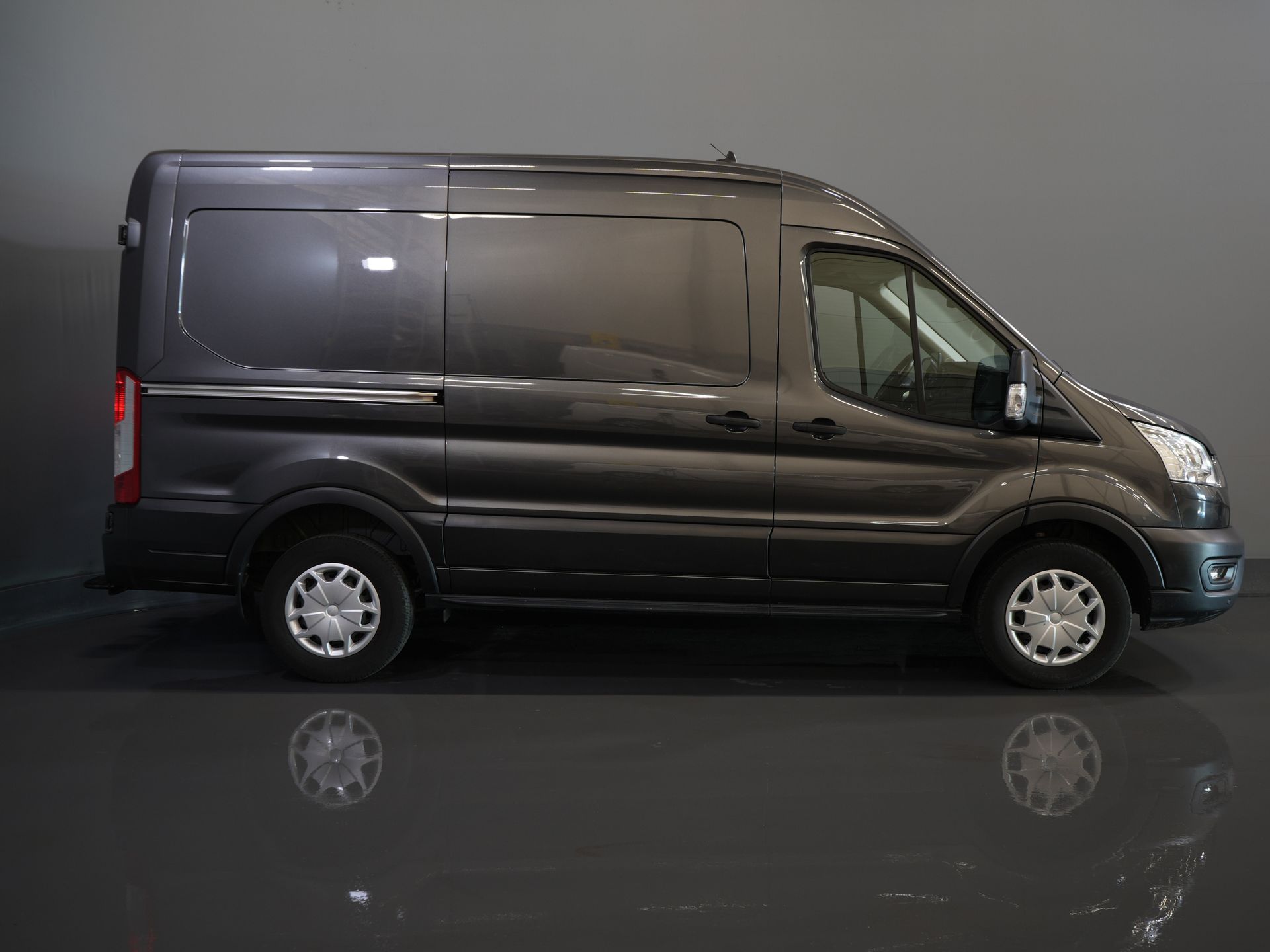 Ford Transit Bestelbus 350 2.0 TDCI 170 pk Aut. L2H2 BPM VRIJ! Carplay/ Navi/ Camera/ Inrichting/ Trekhaak/ PDC/ Cruise/ Airco 10