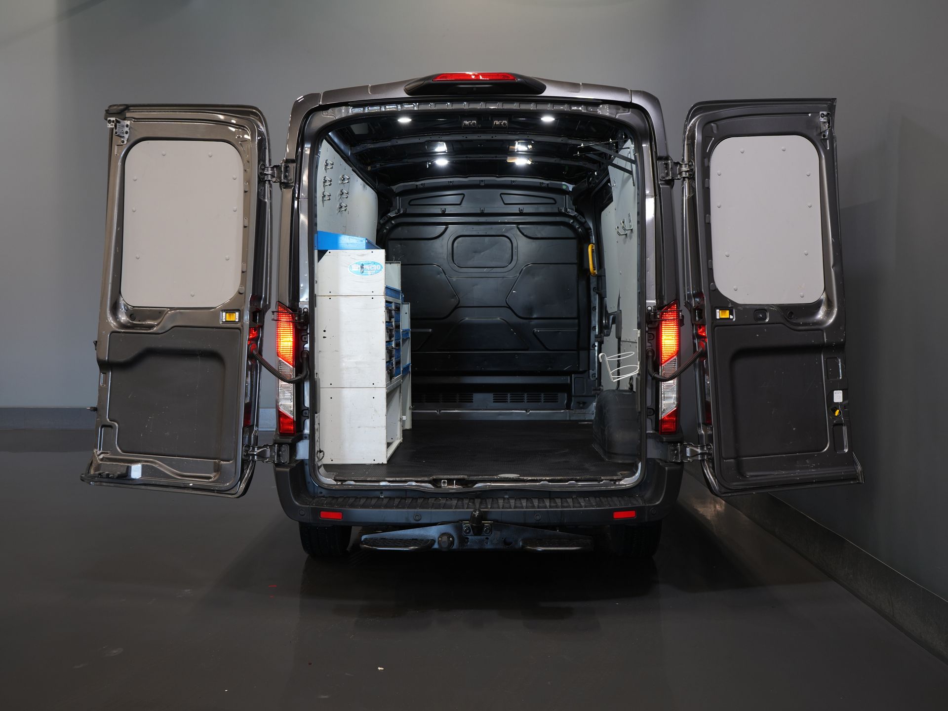 Ford Transit Bestelbus 350 2.0 TDCI 170 pk Aut. L2H2 BPM VRIJ! Carplay/ Navi/ Camera/ Inrichting/ Trekhaak/ PDC/ Cruise/ Airco 4