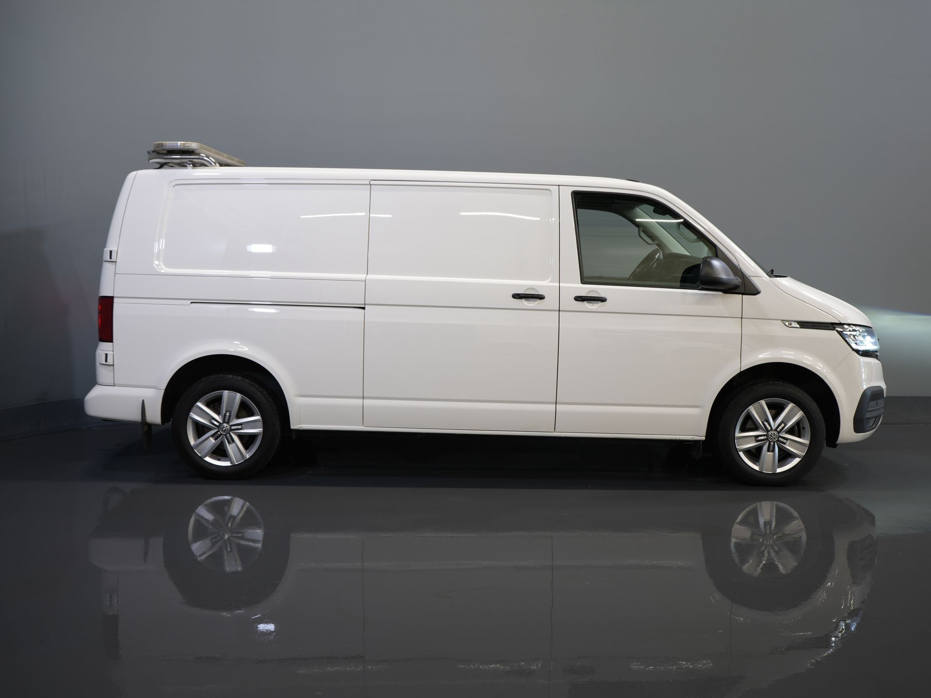 Volkswagen Transporter Bestelbus 2.0 TDI 150 pk DSG Aut. L2 BPM VRIJ! Adapt.Cruise/ LED/ 2x Schuifdeur/ Carplay/ Stoelverw./ Airco/ Navi/ PDC/ 17