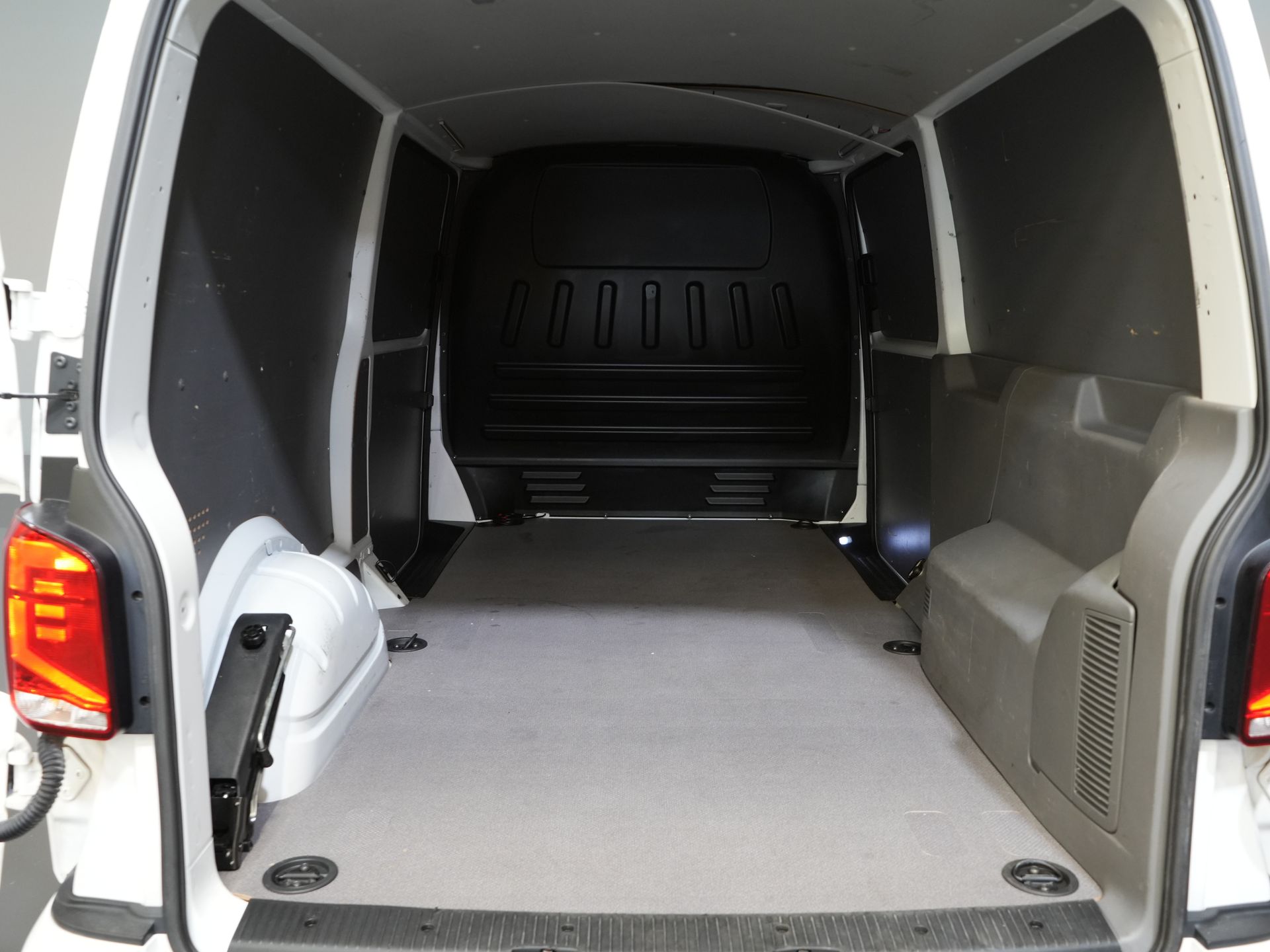 Volkswagen Transporter Bestelbus 2.0 TDI 150 pk DSG Aut. L2 BPM VRIJ! Adapt.Cruise/ LED/ 2x Schuifdeur/ Carplay/ Stoelverw./ Airco/ Navi/ PDC/ 17