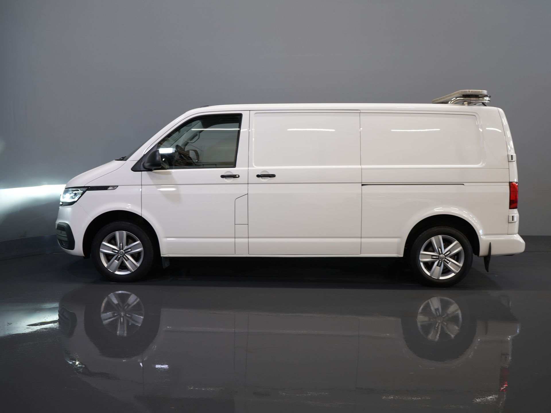 Volkswagen Transporter Bestelbus 2.0 TDI 150 pk DSG Aut. L2 BPM VRIJ! Adapt.Cruise/ LED/ 2x Schuifdeur/ Carplay/ Stoelverw./ Airco/ Navi/ PDC/ 17