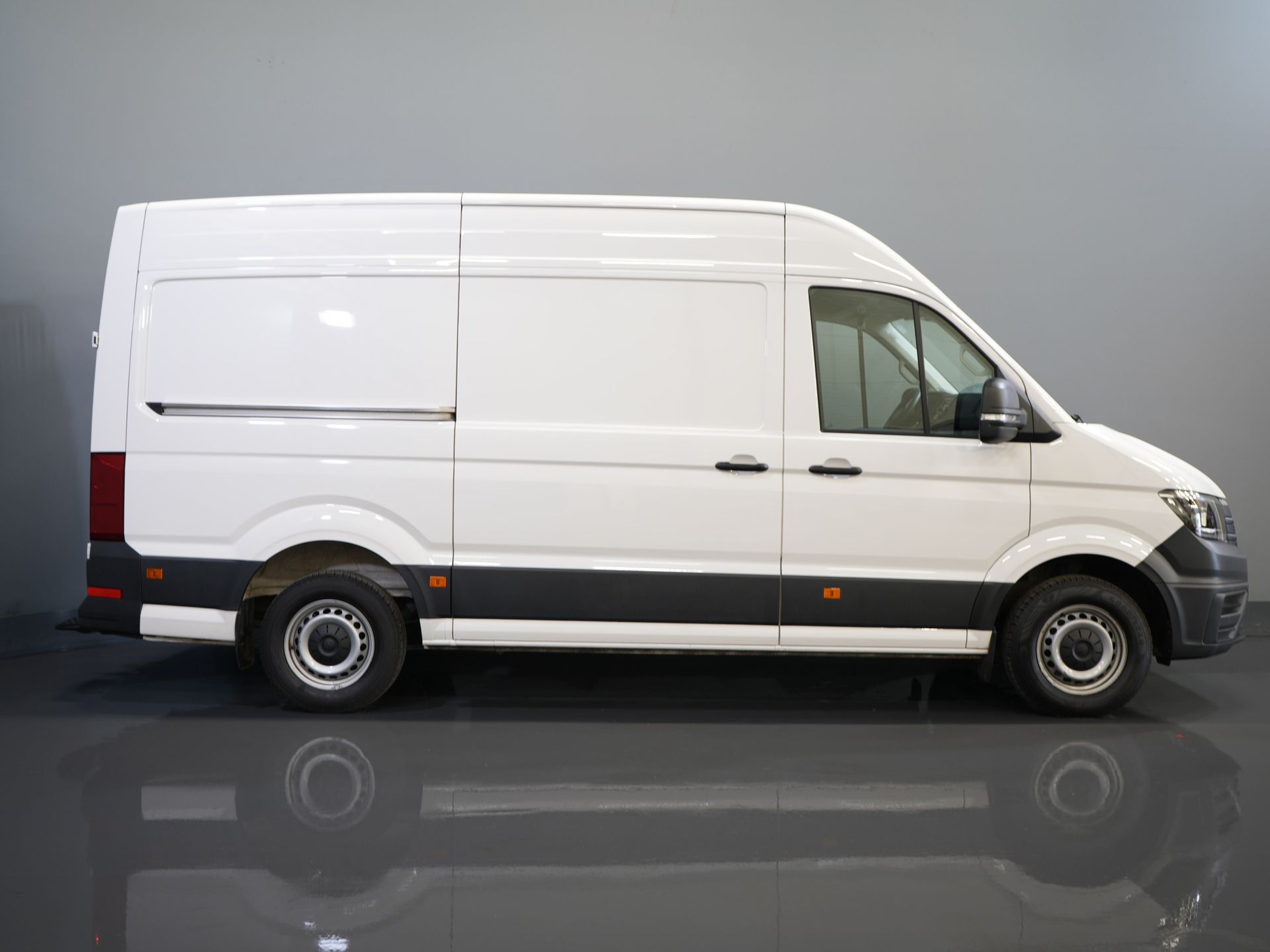 Volkswagen Crafter Bestelbus 35 2.0 TDI 140 pk DSG Aut. L3H3 BPM VRIJ! Carplay/ Camera/ Cruise/ Trekhaak/ Betimmerd/ Airco 10