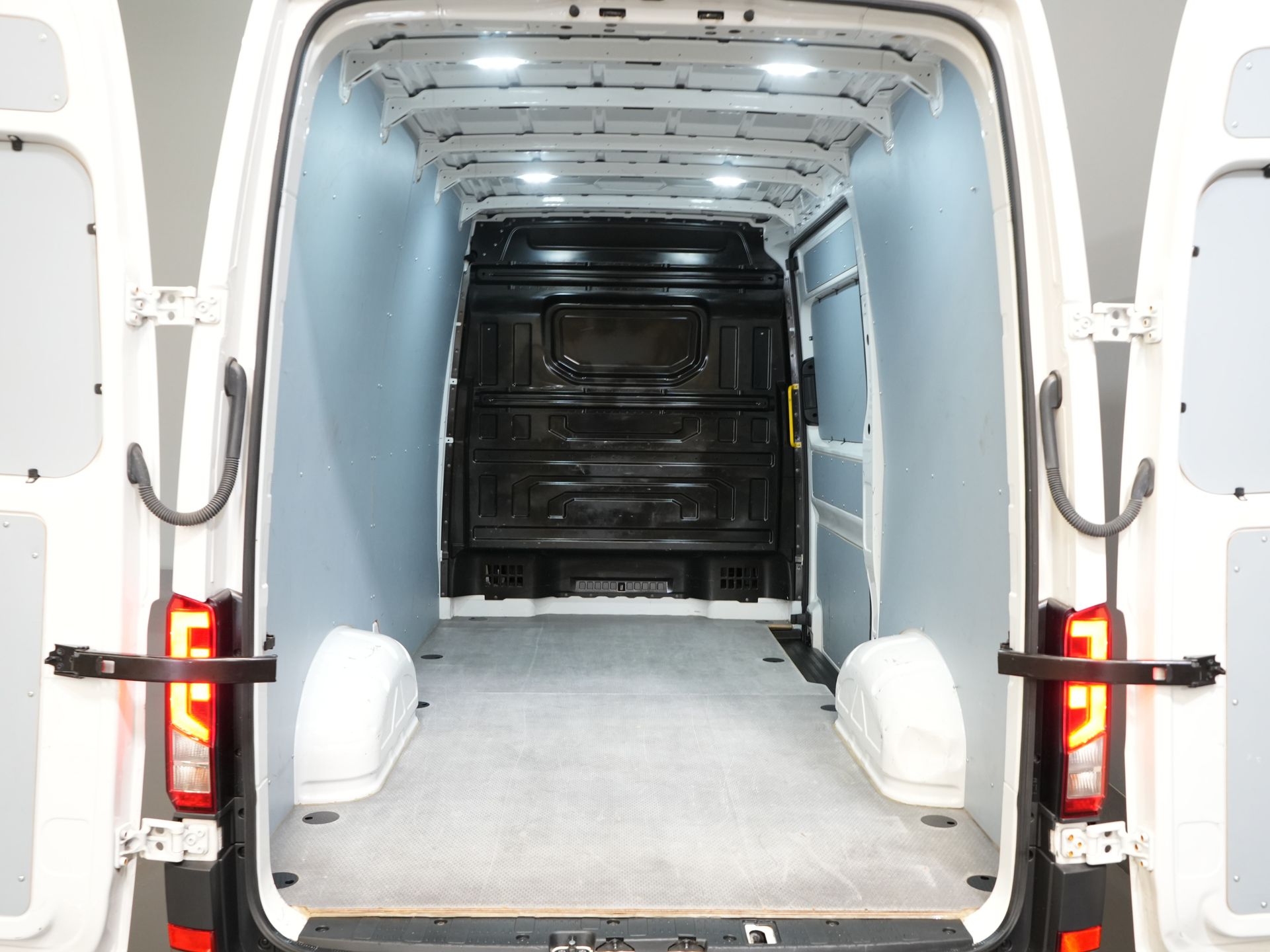 Volkswagen Crafter Bestelbus 35 2.0 TDI 140 pk DSG Aut. L3H3 BPM VRIJ! Carplay/ Camera/ Cruise/ Trekhaak/ Betimmerd/ Airco 14