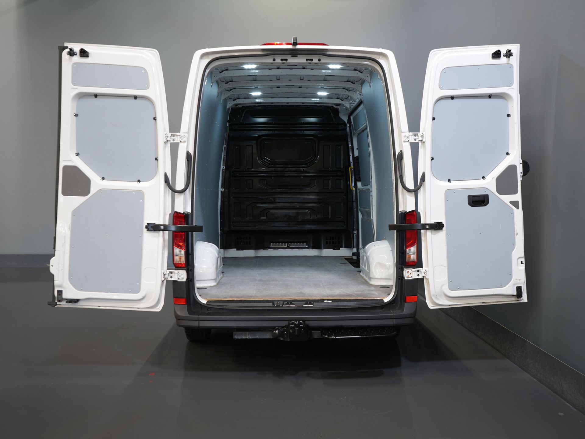 Volkswagen Crafter Bestelbus 35 2.0 TDI 140 pk DSG Aut. L3H3 BPM VRIJ! Carplay/ Camera/ Cruise/ Trekhaak/ Betimmerd/ Airco 4