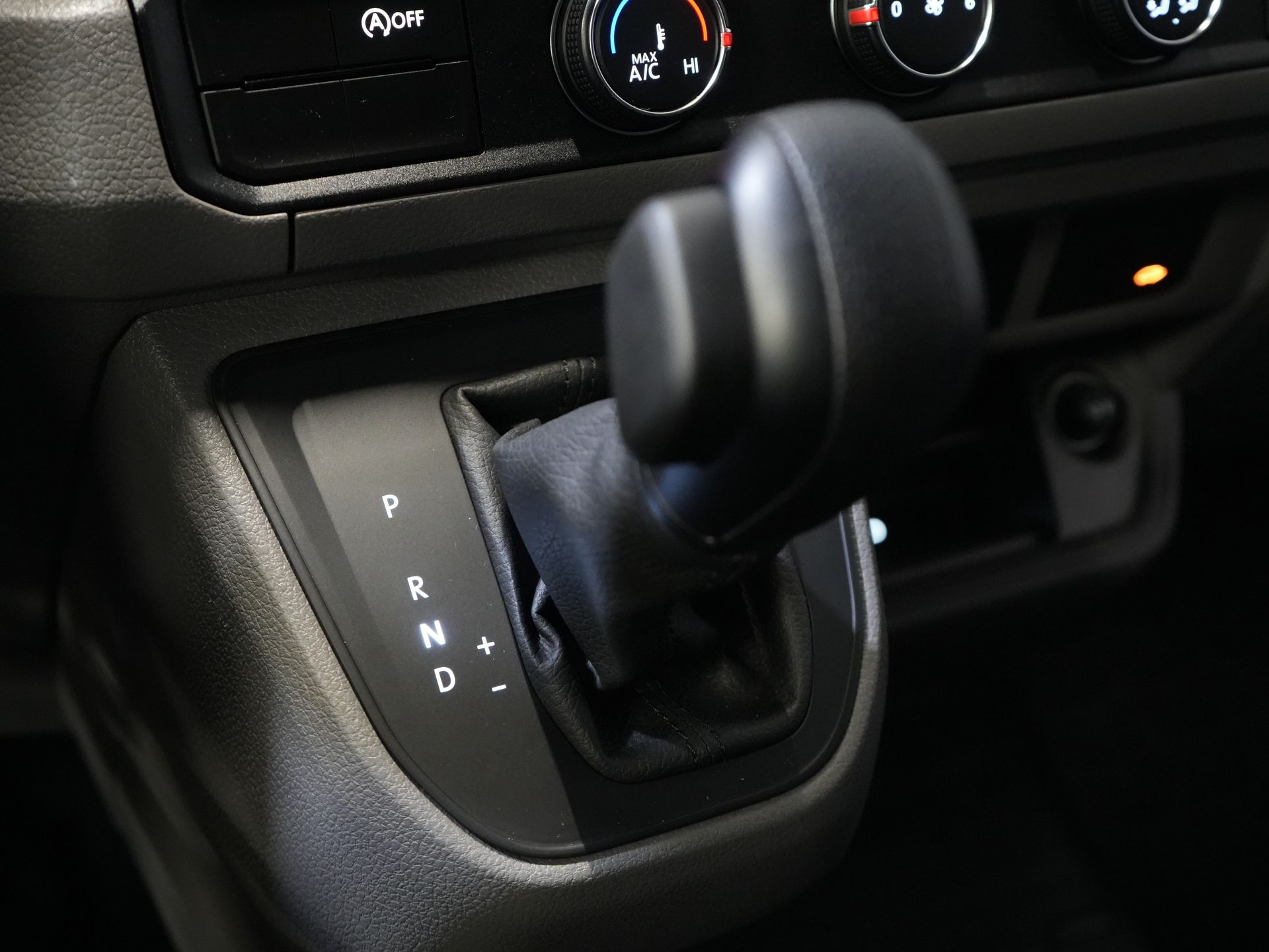 Volkswagen Crafter Bakwagen 35 2.0 TDI 180 pk DSG Aut. BPM VRIJ! 350x208x210 Laadklep/ Spoiler/ Navi/ Carplay/ Camera/ Airco 19