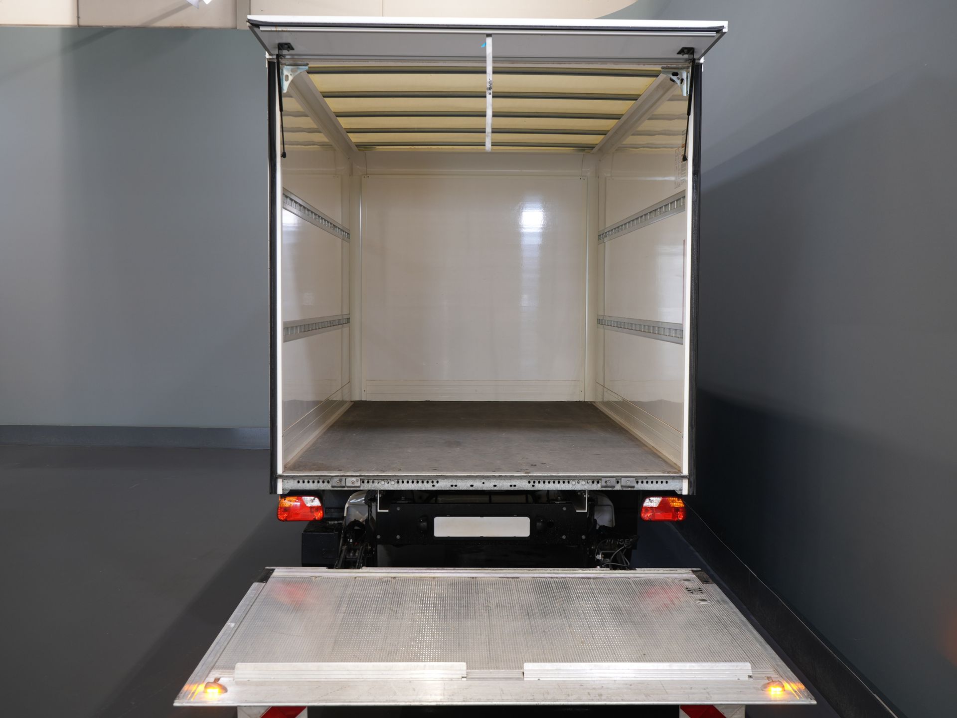 Volkswagen Crafter Bakwagen 35 2.0 TDI 180 pk DSG Aut. BPM VRIJ! 350x208x210 Laadklep/ Spoiler/ Navi/ Carplay/ Camera/ Airco 4