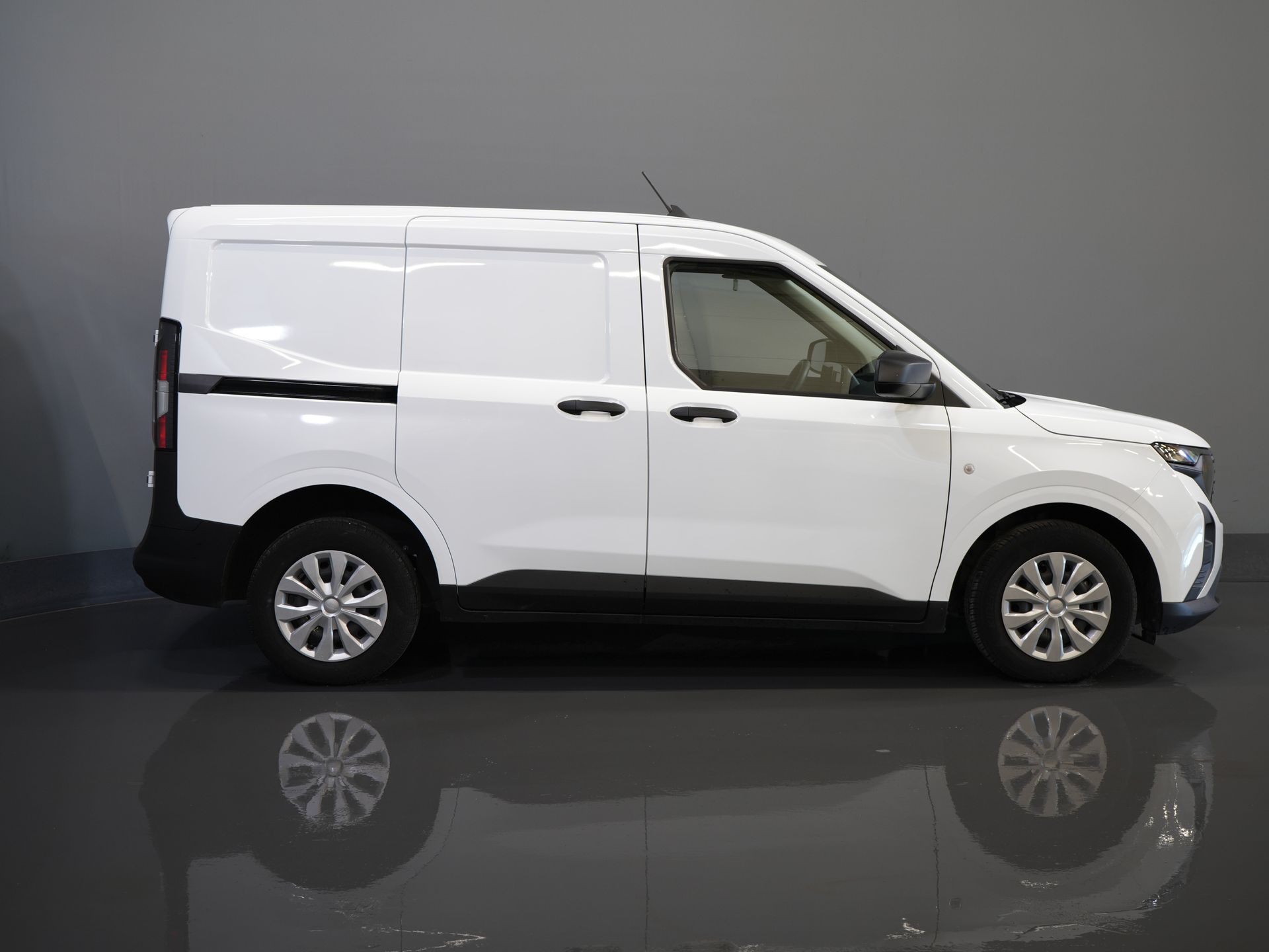 Ford Transit Courier Bestelbus 1.0 Trend 100 pk BENZINE BPM VRIJ! Garantie 05-2029/ Carplay/ Virtual Cockpit/ Airco/ Cruise 10