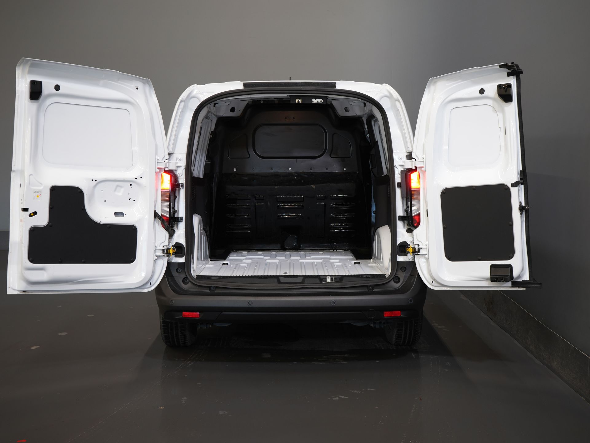 Ford Transit Courier Bestelbus 1.0 Trend 100 pk BENZINE BPM VRIJ! Garantie 05-2029/ Carplay/ Virtual Cockpit/ Airco/ Cruise 4