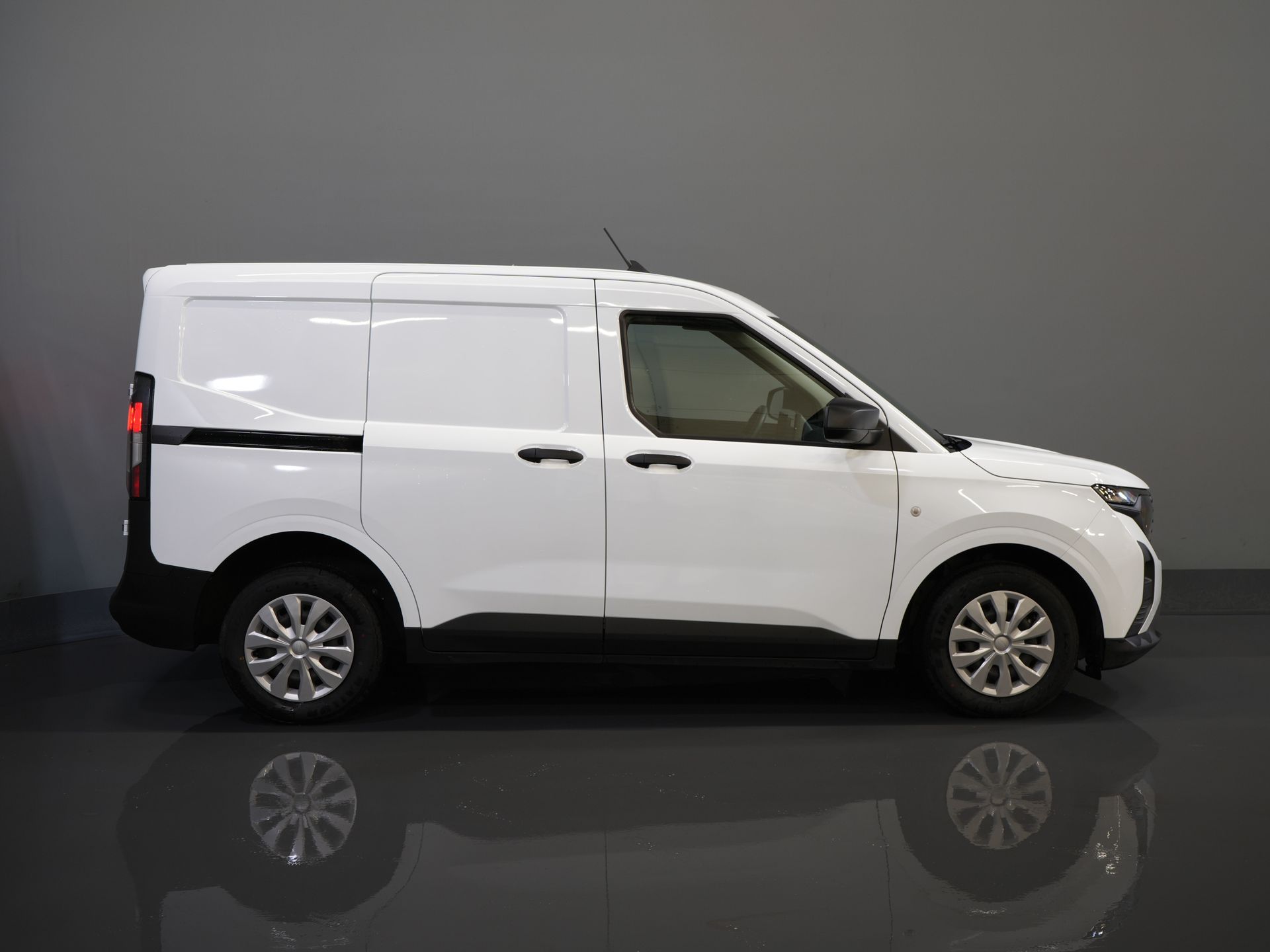 Ford Transit Courier Bestelbus 1.0 Trend 100 pk BENZINE BPM VRIJ! Garantie 05-2029/ Carplay/ Virtual Cockpit/ Airco/ Cruise 10