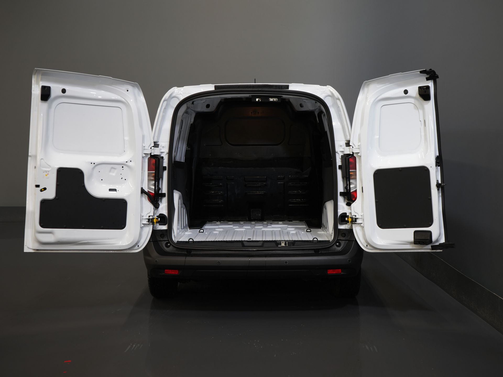 Ford Transit Courier Bestelbus 1.0 Trend 100 pk BENZINE BPM VRIJ! Garantie 05-2029/ Carplay/ Virtual Cockpit/ Airco/ Cruise 4