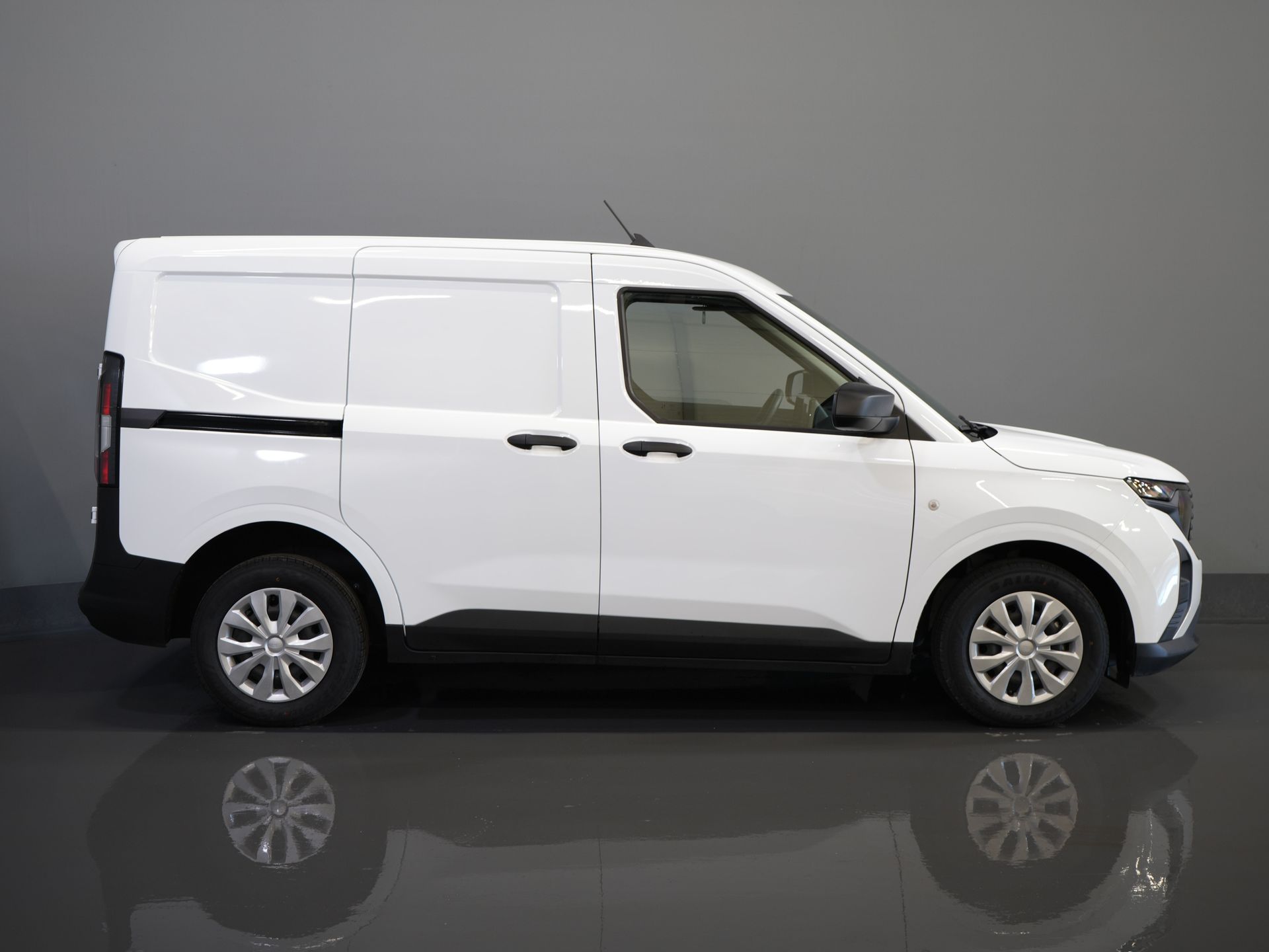 Ford Transit Courier Bestelbus 1.0 Trend 100 pk BENZINE BPM VRIJ! Garantie 05-2029/ Carplay/ Virtual Cockpit/ Airco/ Cruise 10