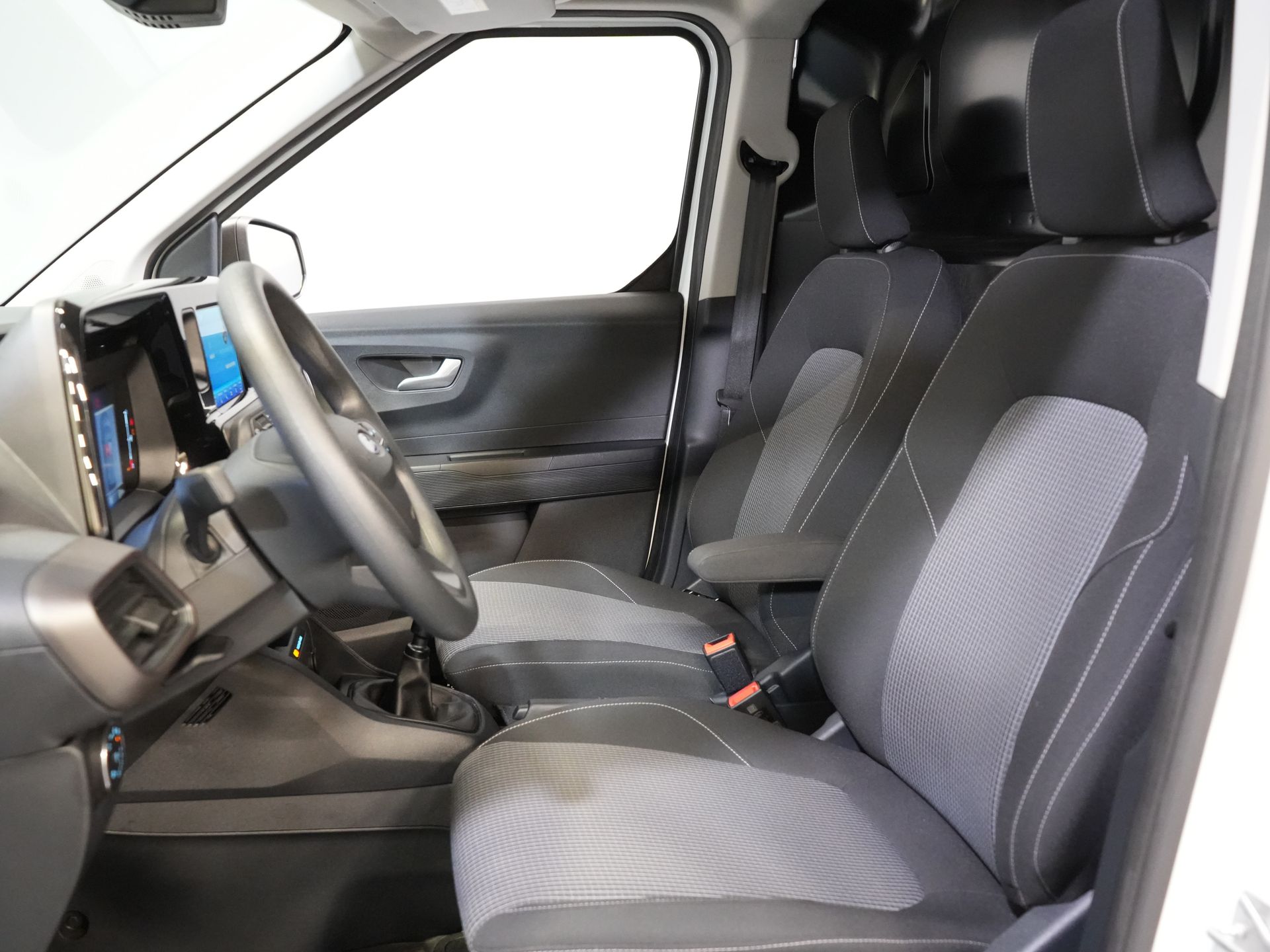 Ford Transit Courier Bestelbus 1.0 Trend 100 pk BENZINE BPM VRIJ! Garantie 05-2029/ Carplay/ Virtual Cockpit/ Airco/ Cruise 11