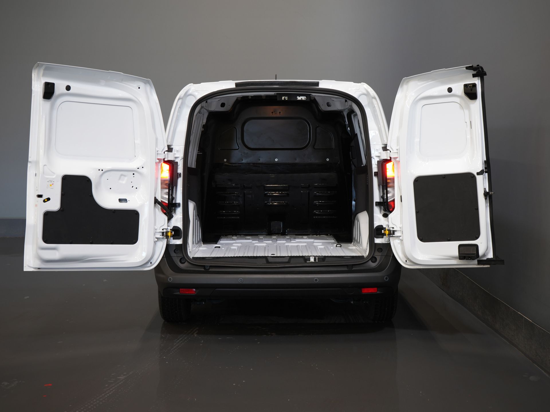 Ford Transit Courier Bestelbus 1.0 Trend 100 pk BENZINE BPM VRIJ! Garantie 05-2029/ Carplay/ Virtual Cockpit/ Airco/ Cruise 4