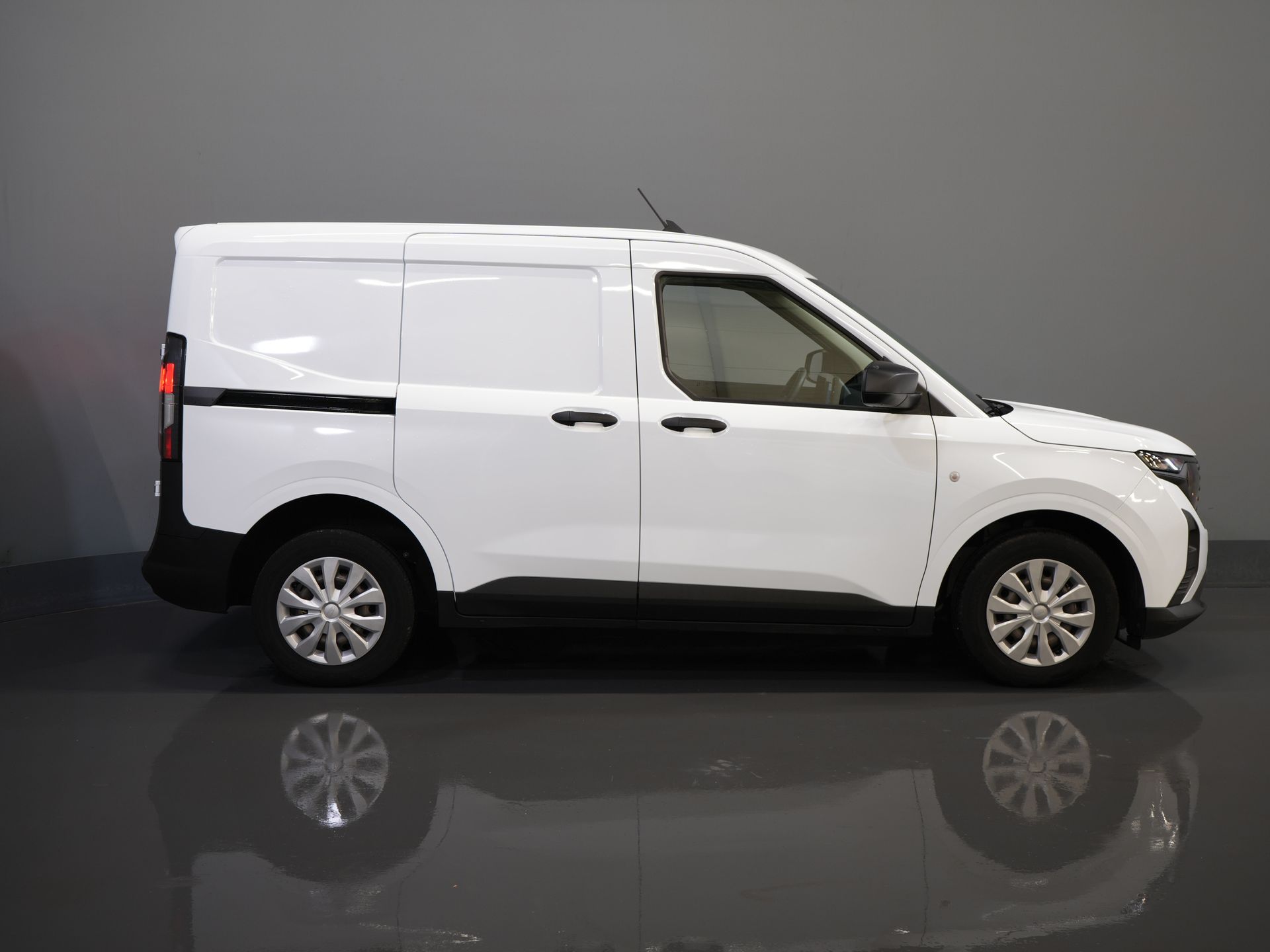 Ford Transit Courier Bestelbus 1.0 Trend 100 pk BENZINE BPM VRIJ! Garantie 05-2029/ Carplay/ Virtual Cockpit/ Airco/ Cruise 10