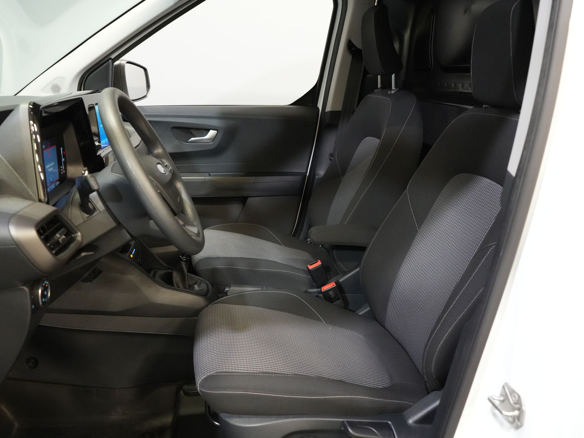 Ford Transit Courier Bestelbus 1.0 Trend 100 pk BENZINE BPM VRIJ! Garantie 05-2029/ Carplay/ Virtual Cockpit/ Airco/ Cruise 11