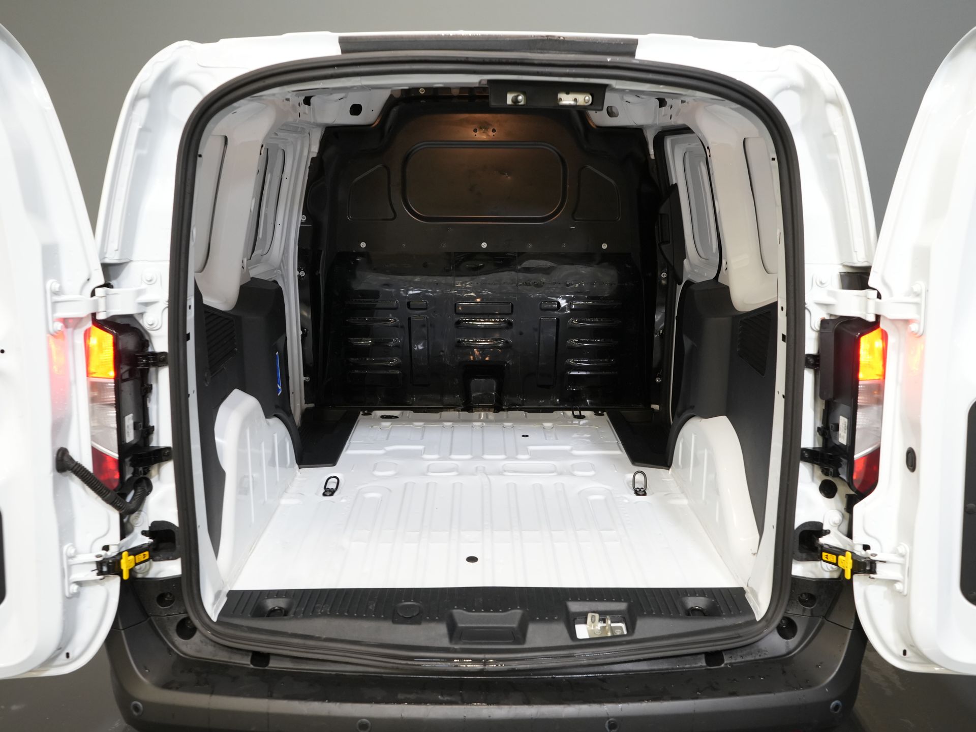 Ford Transit Courier Bestelbus 1.0 Trend 100 pk BENZINE BPM VRIJ! Garantie 05-2029/ Carplay/ Virtual Cockpit/ Airco/ Cruise 15