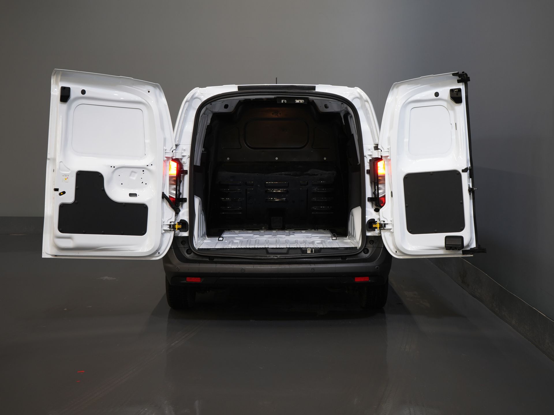 Ford Transit Courier Bestelbus 1.0 Trend 100 pk BENZINE BPM VRIJ! Garantie 05-2029/ Carplay/ Virtual Cockpit/ Airco/ Cruise 4