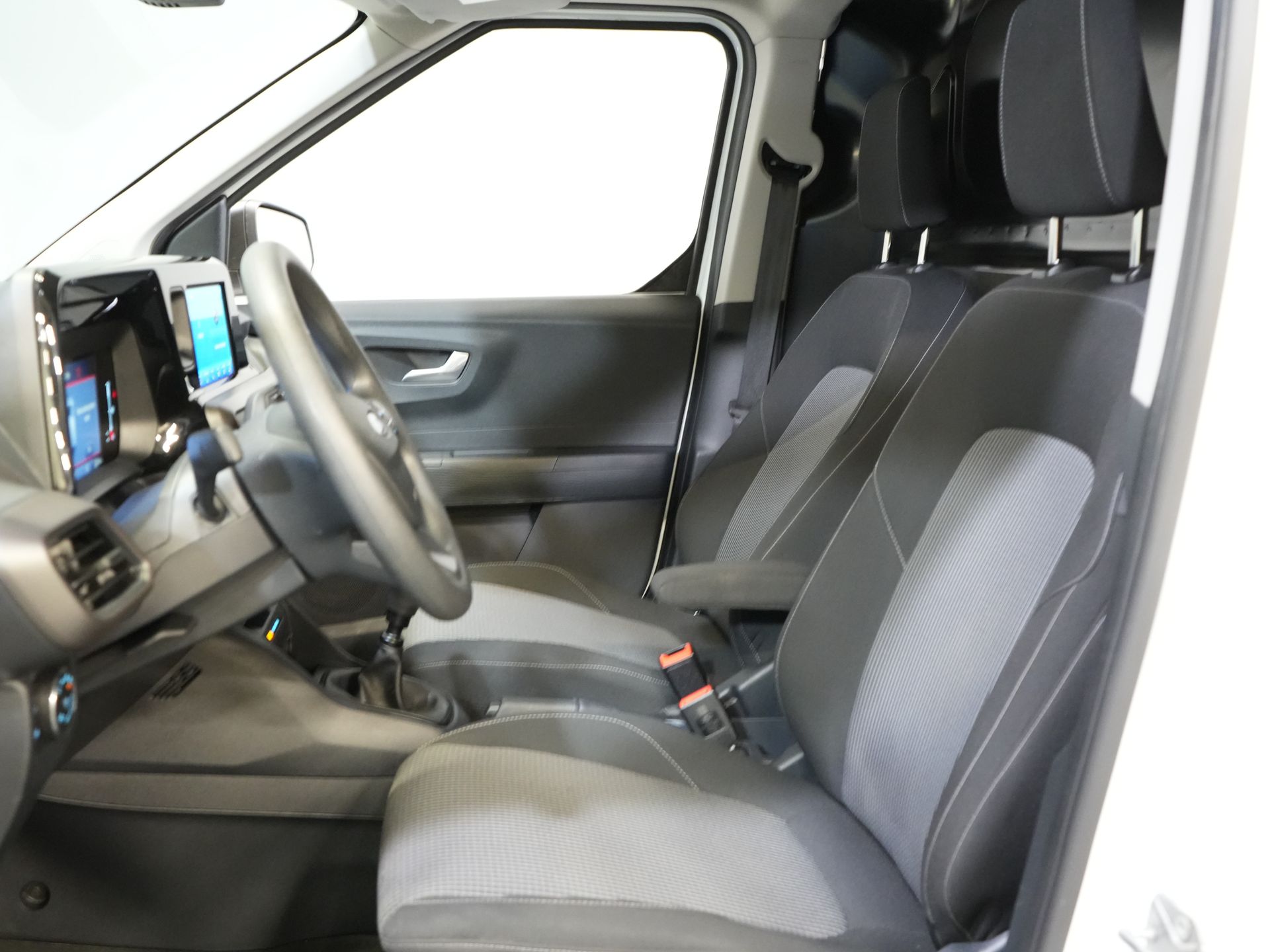 Ford Transit Courier Bestelbus 1.0 Trend 100 pk BENZINE BPM VRIJ! Garantie 05-2029/ Carplay/ Virtual Cockpit/ Airco/ Cruise 11