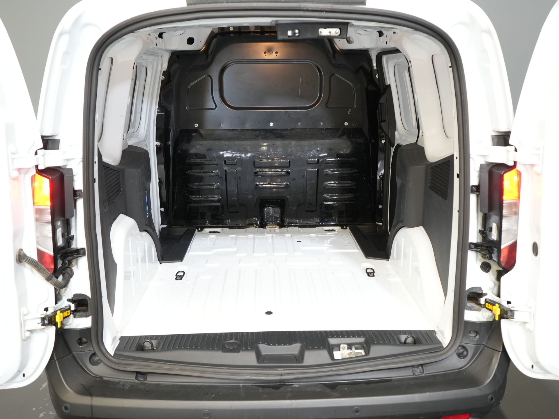 Ford Transit Courier Bestelbus 1.0 Trend 100 pk BENZINE BPM VRIJ! Garantie 05-2029/ Carplay/ Virtual Cockpit/ Airco/ Cruise 14