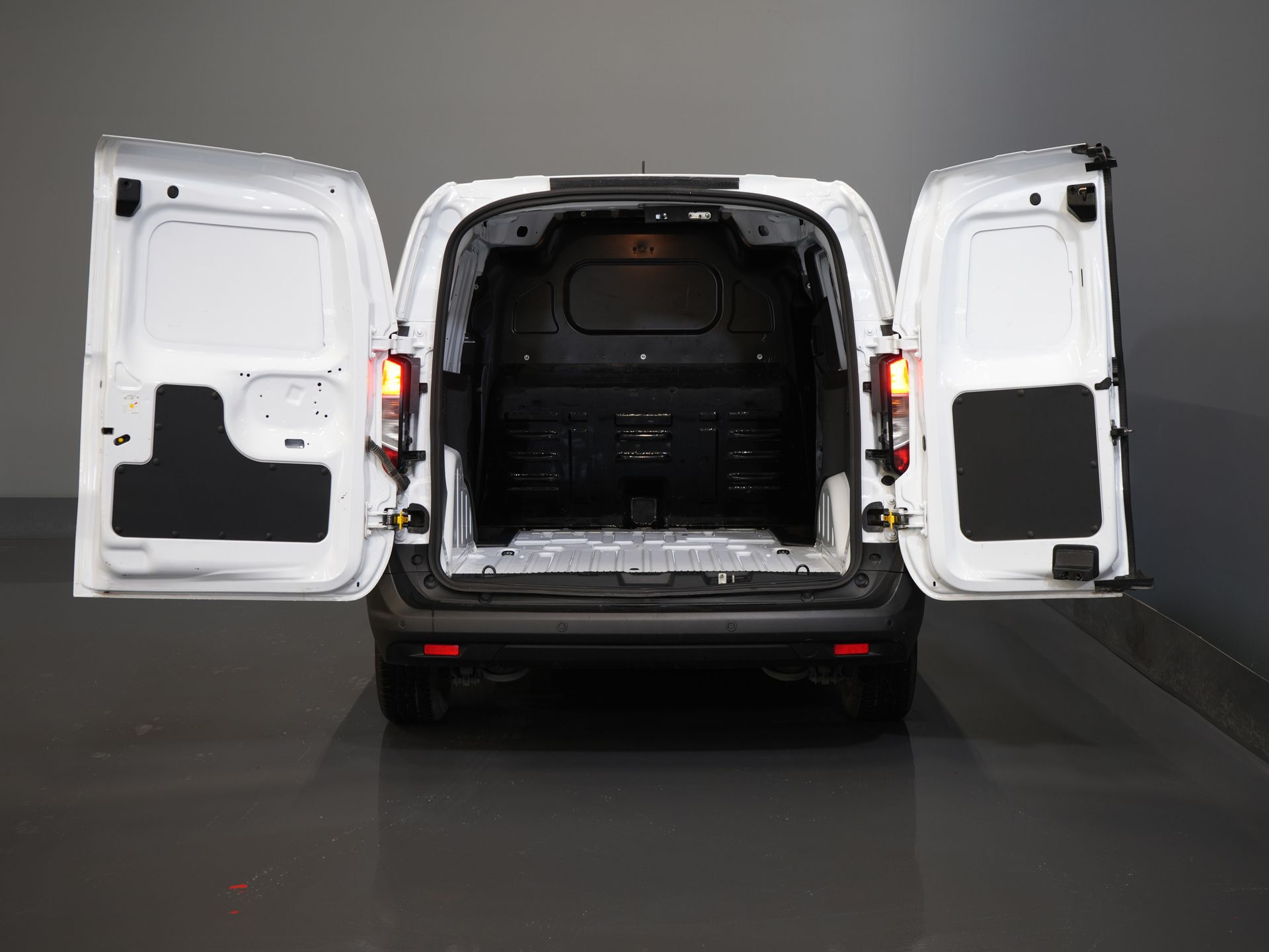 Ford Transit Courier Bestelbus 1.0 Trend 100 pk BENZINE BPM VRIJ! Garantie 05-2029/ Carplay/ Virtual Cockpit/ Airco/ Cruise 4