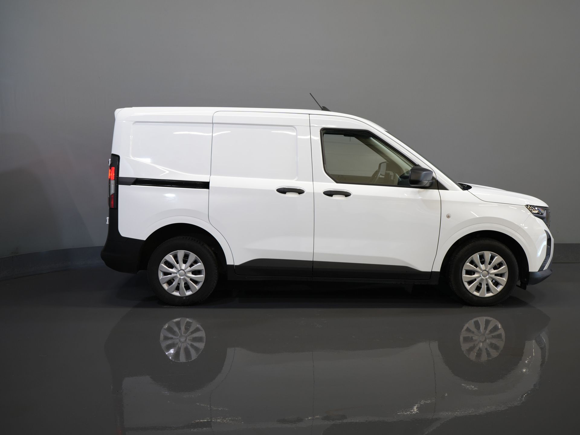 Ford Transit Courier Bestelbus 1.0 Trend 100 pk BENZINE BPM VRIJ! Garantie 05-2029/ Carplay/ Virtual Cockpit/ Airco/ Cruise 10