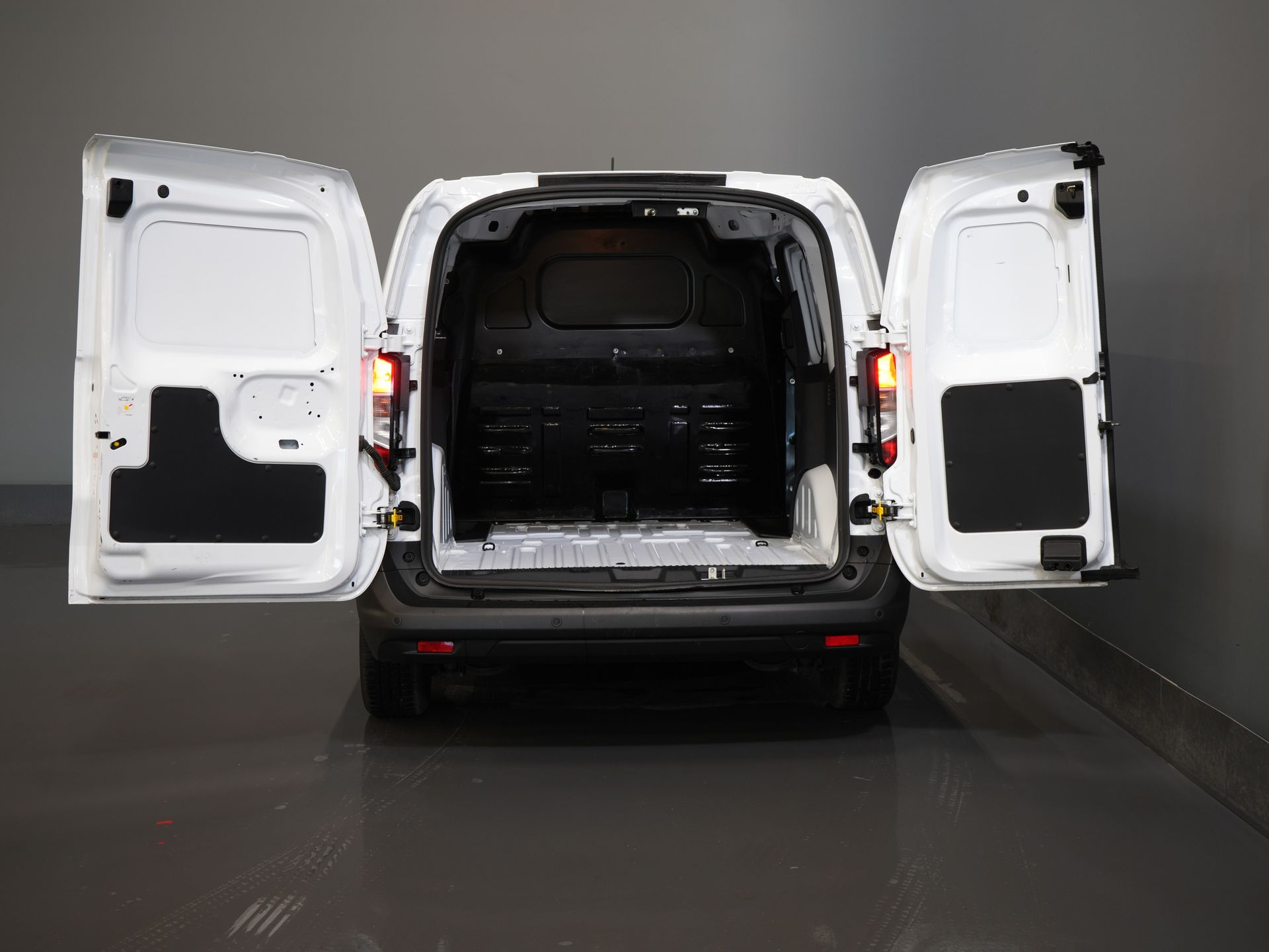 Ford Transit Courier Bestelbus 1.0 Trend 100 pk BENZINE BPM VRIJ! Garantie 05-2029/ Carplay/ Virtual Cockpit/ Airco/ Cruise 4